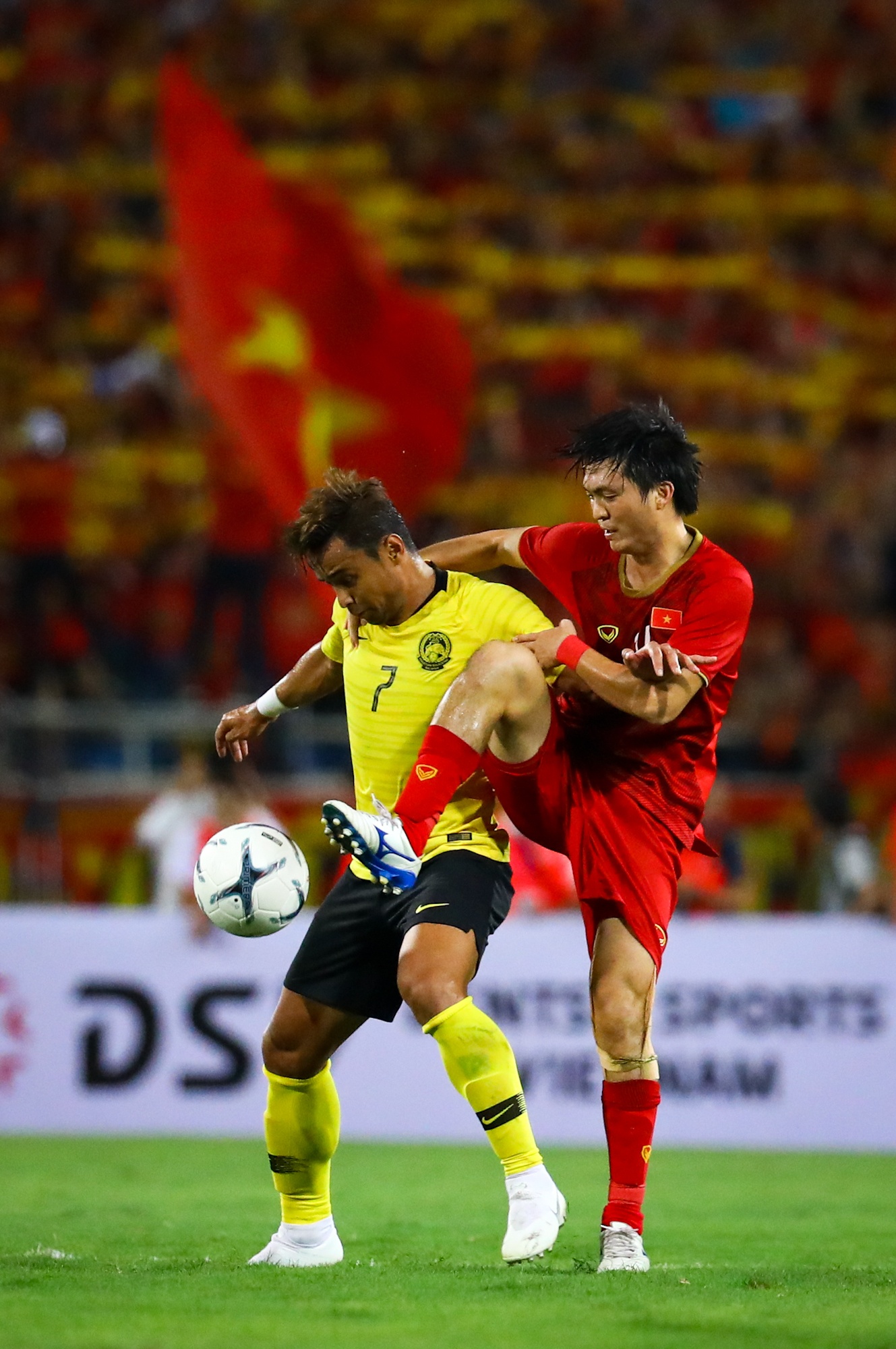 Tuan Anh quay lung khi ca doi an mung Quang Hai anh 7