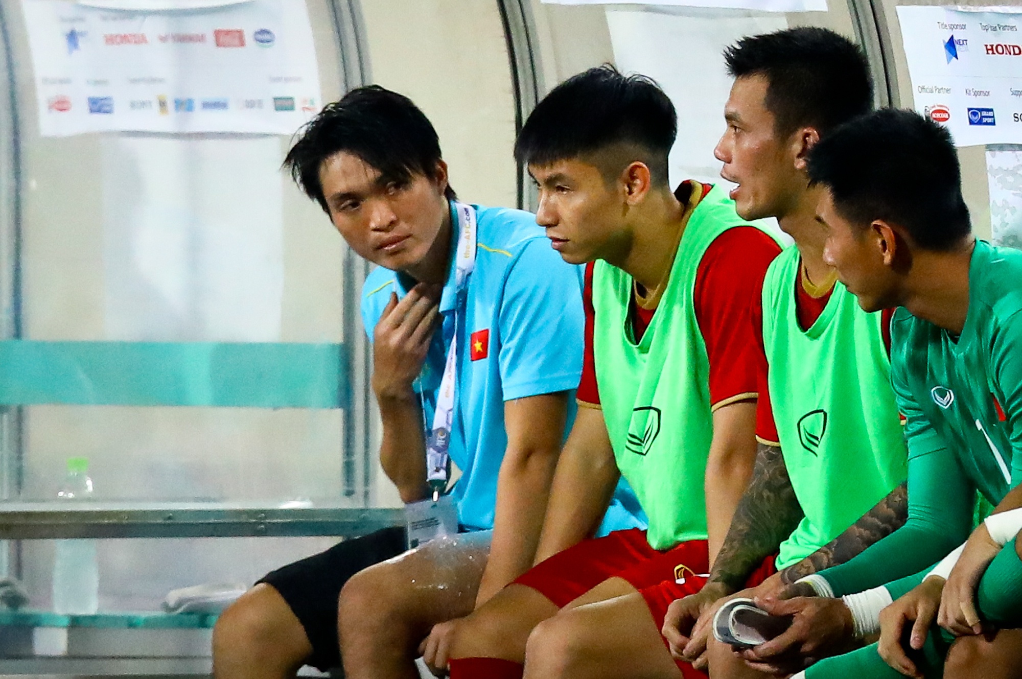 Tuan Anh quay lung khi ca doi an mung Quang Hai anh 8