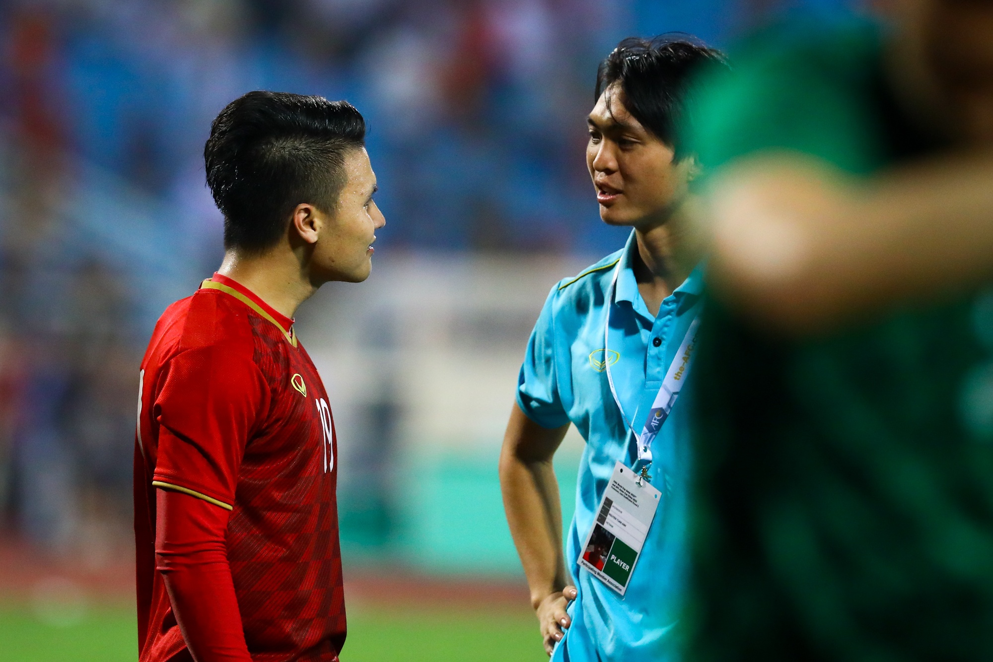 Tuan Anh quay lung khi ca doi an mung Quang Hai anh 9