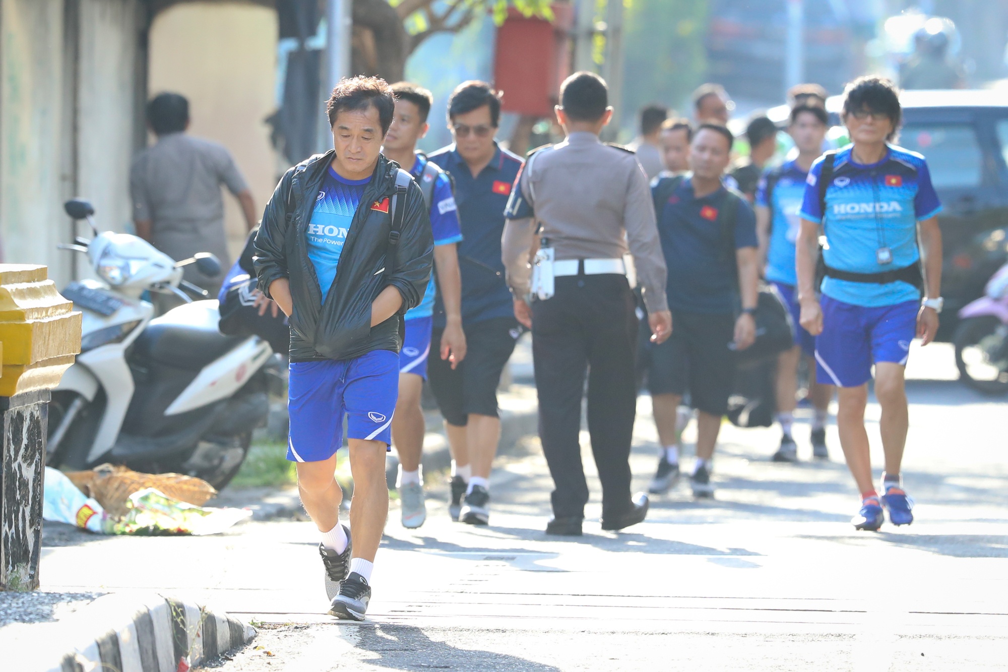 Tuyen Viet Nam ngoi ca tieng xe vi tac duong anh 2