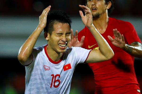 Hung Dung om dau khi sut hong qua phat den truoc Indonesia hinh anh