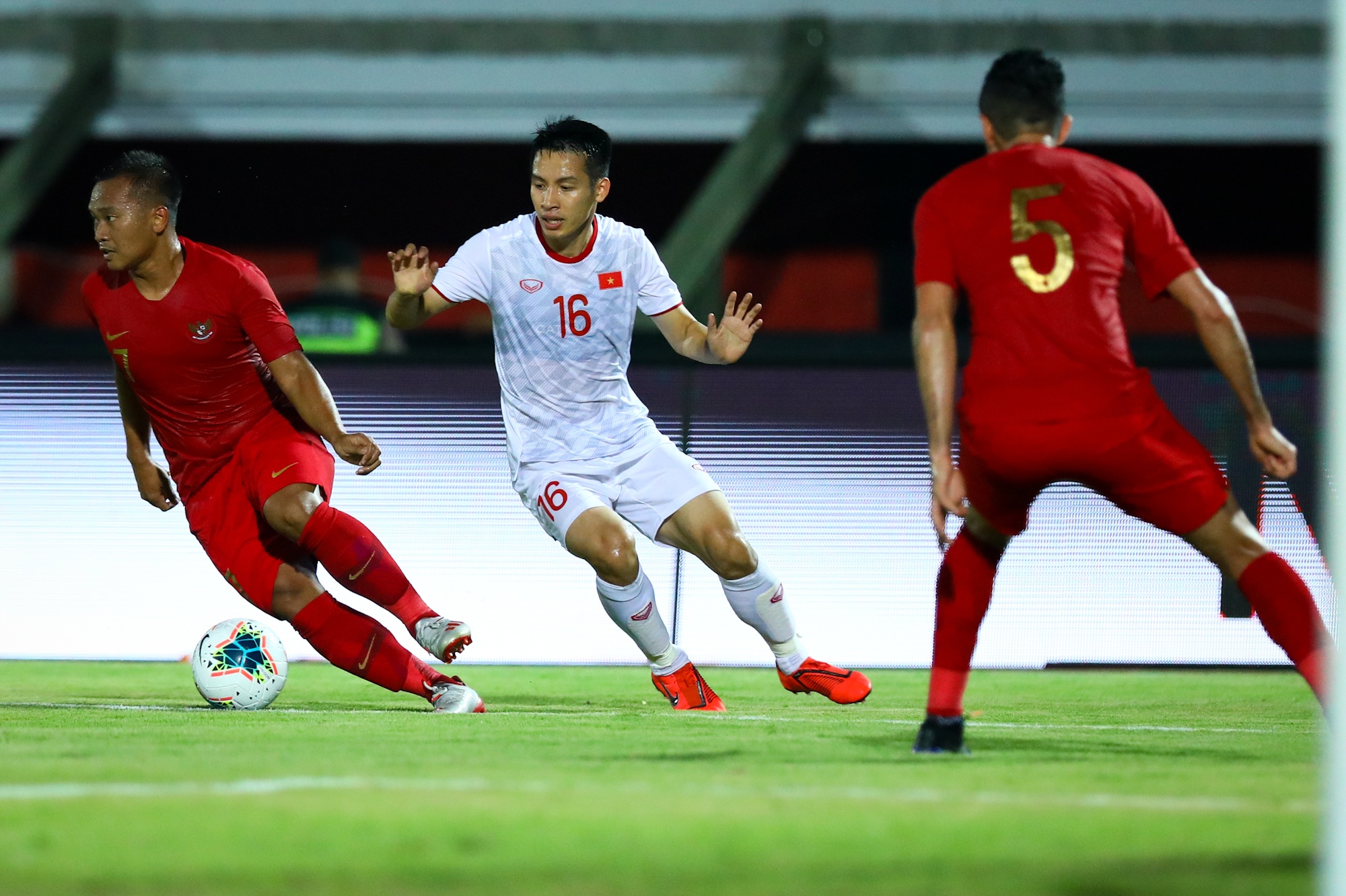 Hùng Dũng ôm đầu sút hỏng phạt đền đồng đội nhường ảnh 10 Hung Dung om dau sut hong phat den dong doi nhuong anh 10