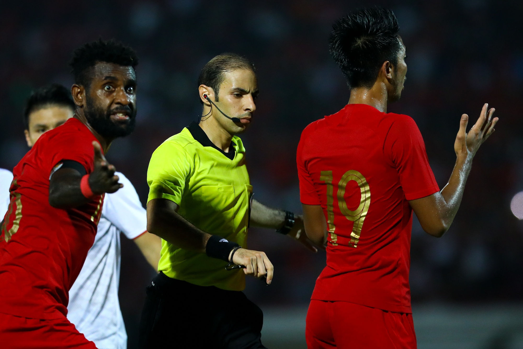 Hùng Dũng ôm đầu sút hỏng phạt đền đồng đội nhường ảnh 2 Hung Dung om dau sut hong phat den dong doi nhuong anh 2