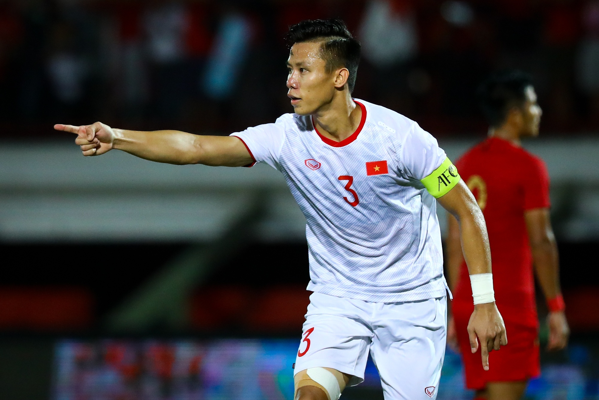 Hùng Dũng ôm đầu sút hỏng phạt đền đồng đội nhường ảnh 3 Hung Dung om dau sut hong phat den dong doi nhuong anh 3