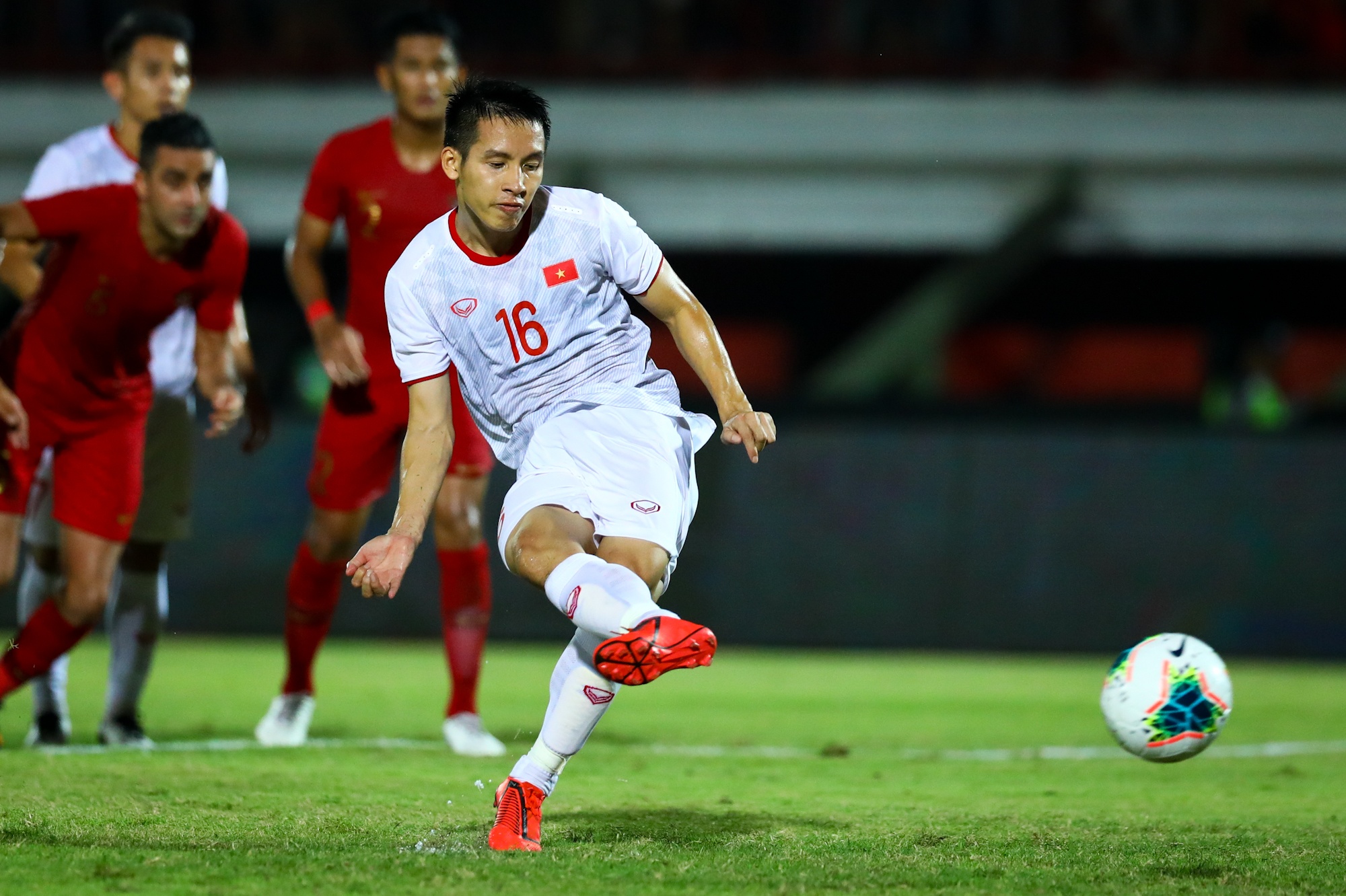 Hùng Dũng ôm đầu sút hỏng phạt đền đồng đội nhường ảnh 5 Hung Dung om dau sut hong phat den dong doi nhuong anh 5