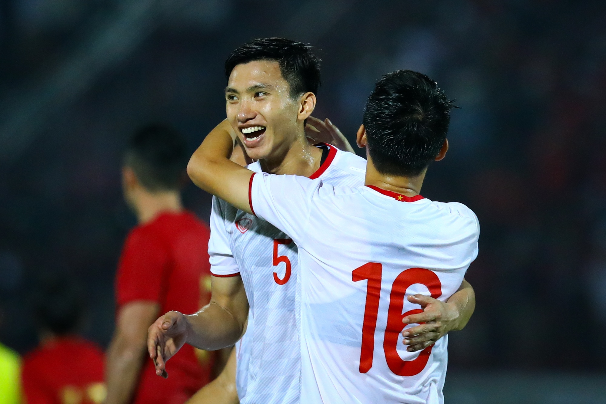 Hùng Dũng ôm đầu sút hỏng phạt đền đồng đội nhường ảnh 8 Hung Dung om dau sut hong phat den dong doi nhuong anh 8