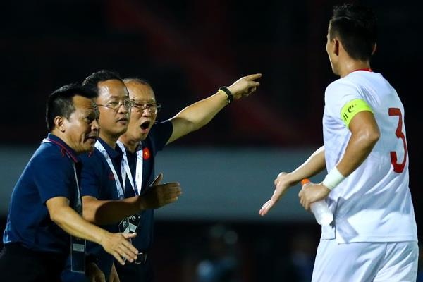 HLV Park giuc Ngoc Hai ve phong ngu sau khi ghi ban hinh anh