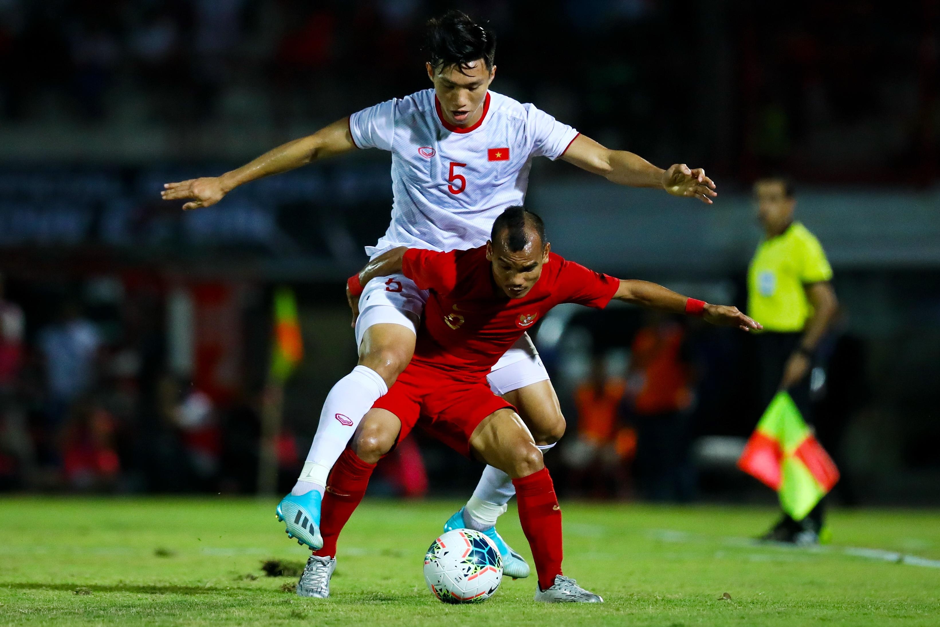 Cau thu Indonesia chat vat tranh bong voi Van Hau hinh anh