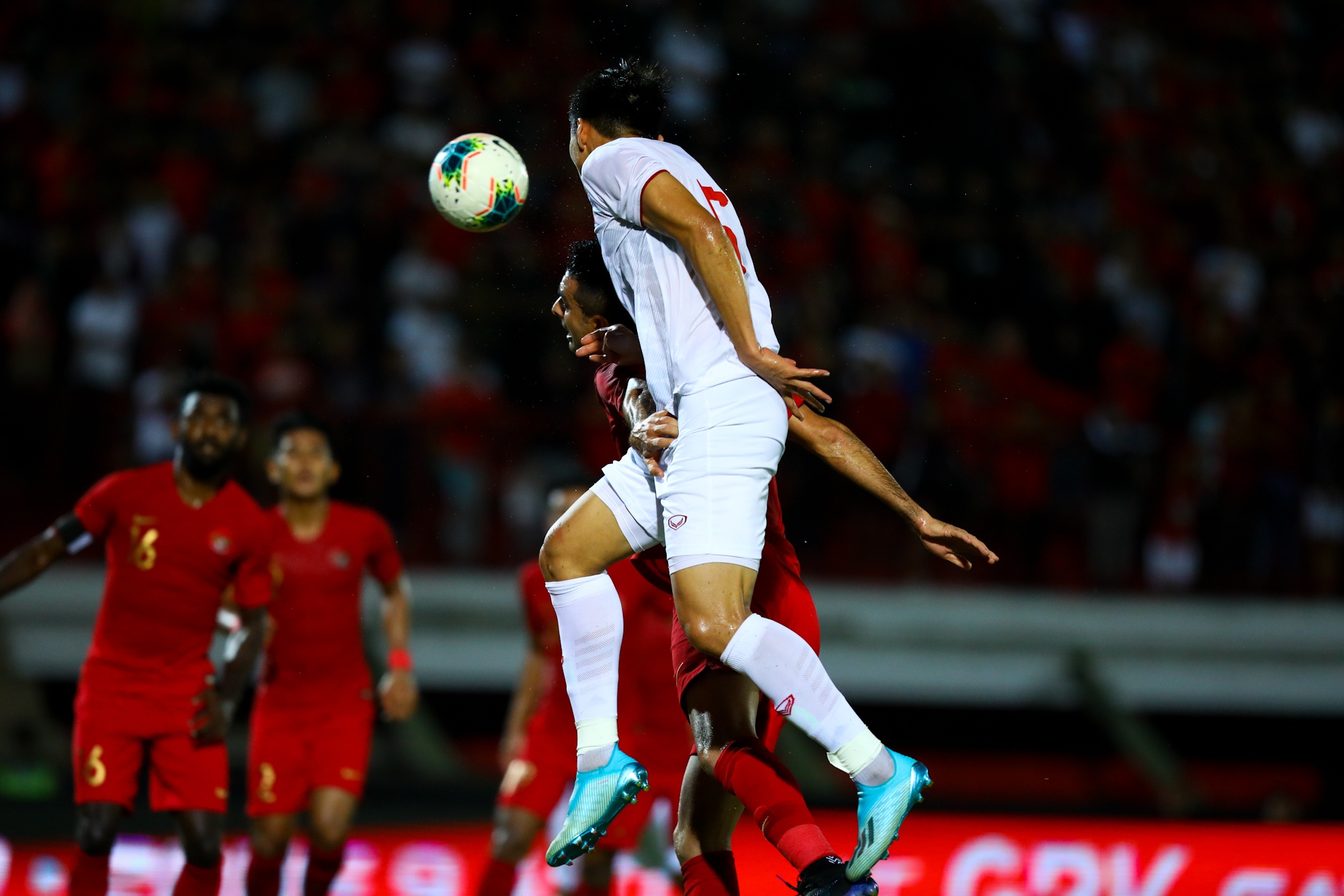 Cầu thủ cao mét rưỡi chật vật tranh chấp Văn Hậu ảnh 10 Cau thu cao met ruoi chat vat tranh chap Van Hau anh 10