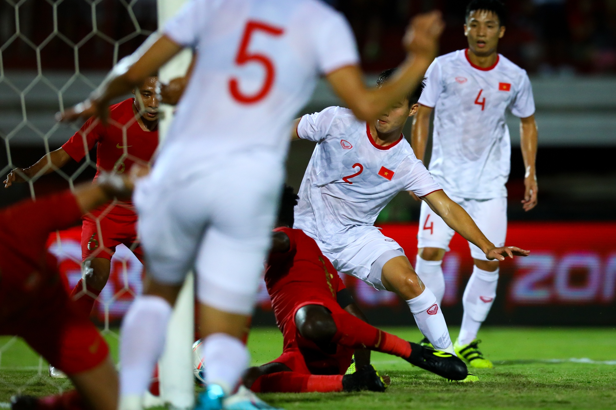 Cầu thủ cao mét rưỡi chật vật tranh chấp Văn Hậu ảnh 11 Cau thu cao met ruoi chat vat tranh chap Van Hau anh 11