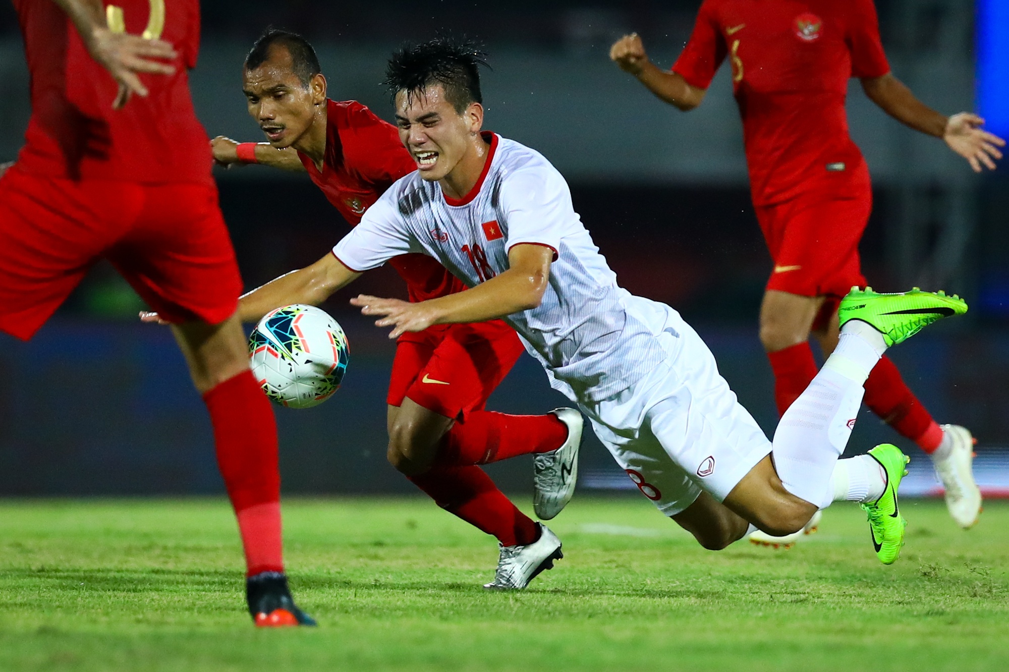 Cầu thủ cao mét rưỡi chật vật tranh chấp Văn Hậu ảnh 1 Cau thu cao met ruoi chat vat tranh chap Van Hau anh 1