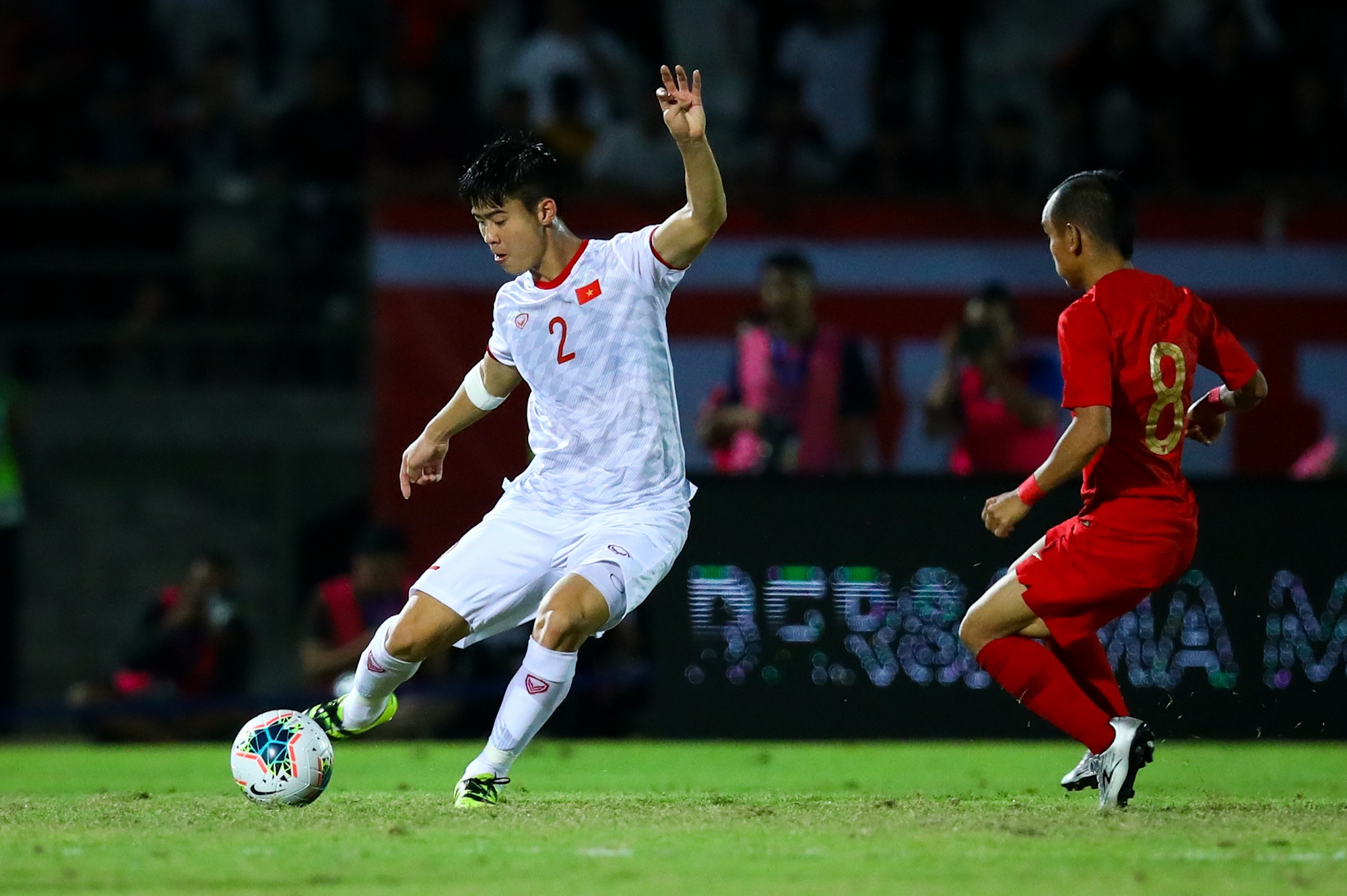 Cầu thủ cao mét rưỡi chật vật tranh chấp Văn Hậu ảnh 2 Cau thu cao met ruoi chat vat tranh chap Van Hau anh 2