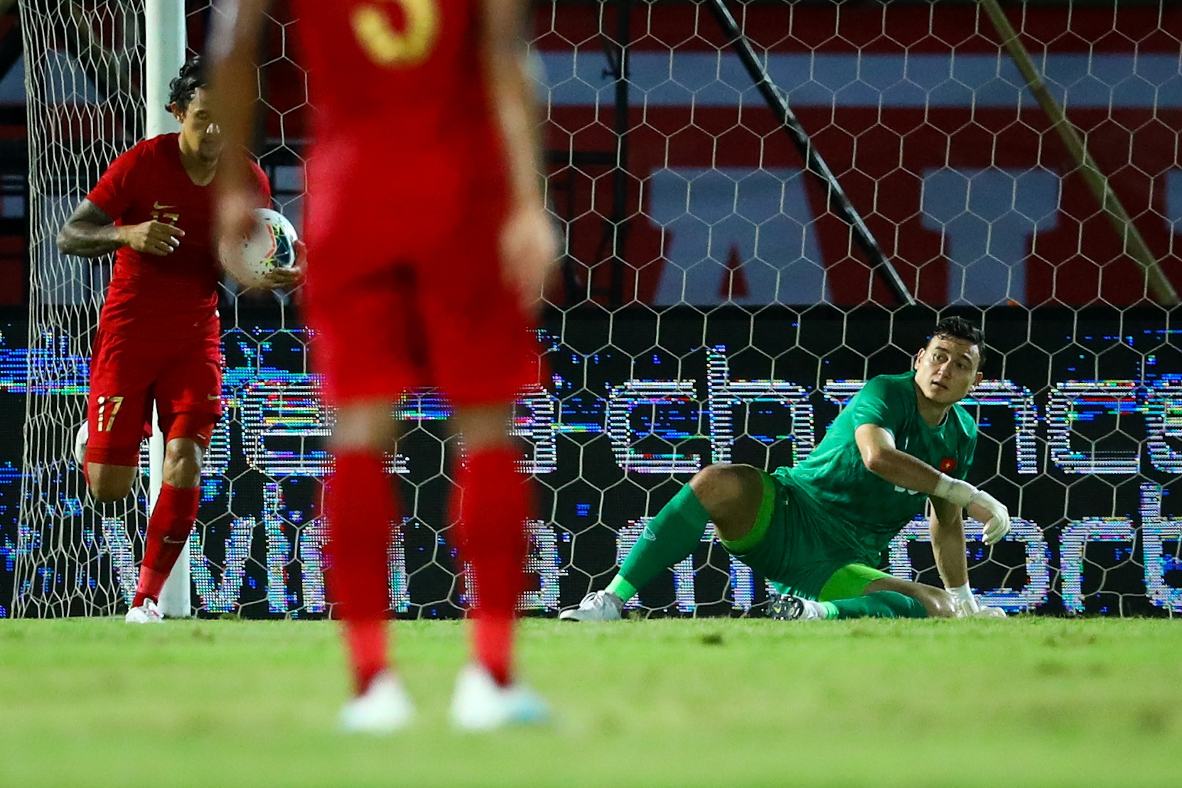 Cầu thủ cao mét rưỡi chật vật tranh chấp Văn Hậu ảnh 3 Cau thu cao met ruoi chat vat tranh chap Van Hau anh 3