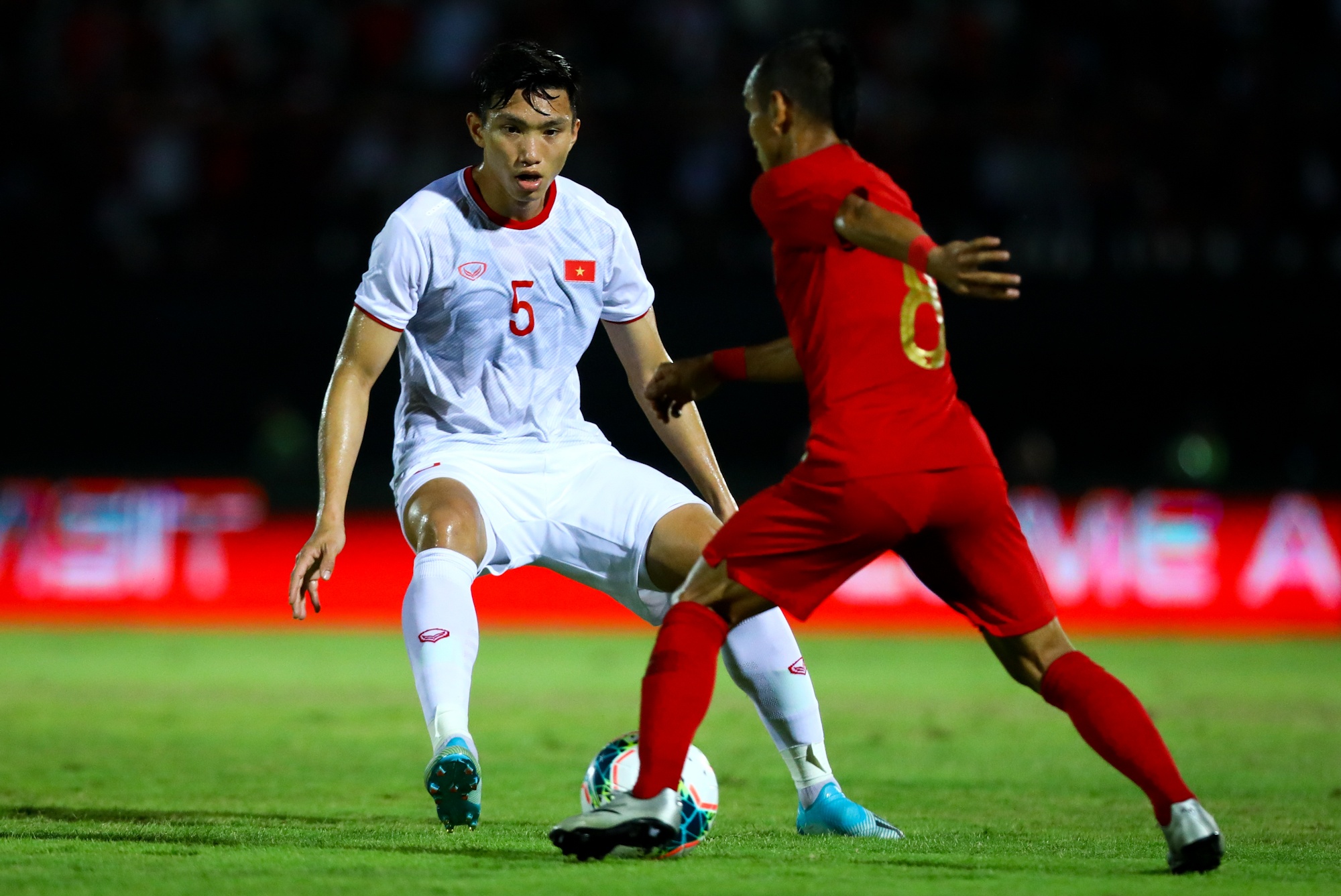 Cầu thủ cao mét rưỡi chật vật tranh chấp Văn Hậu ảnh 4 Cau thu cao met ruoi chat vat tranh chap Van Hau anh 4