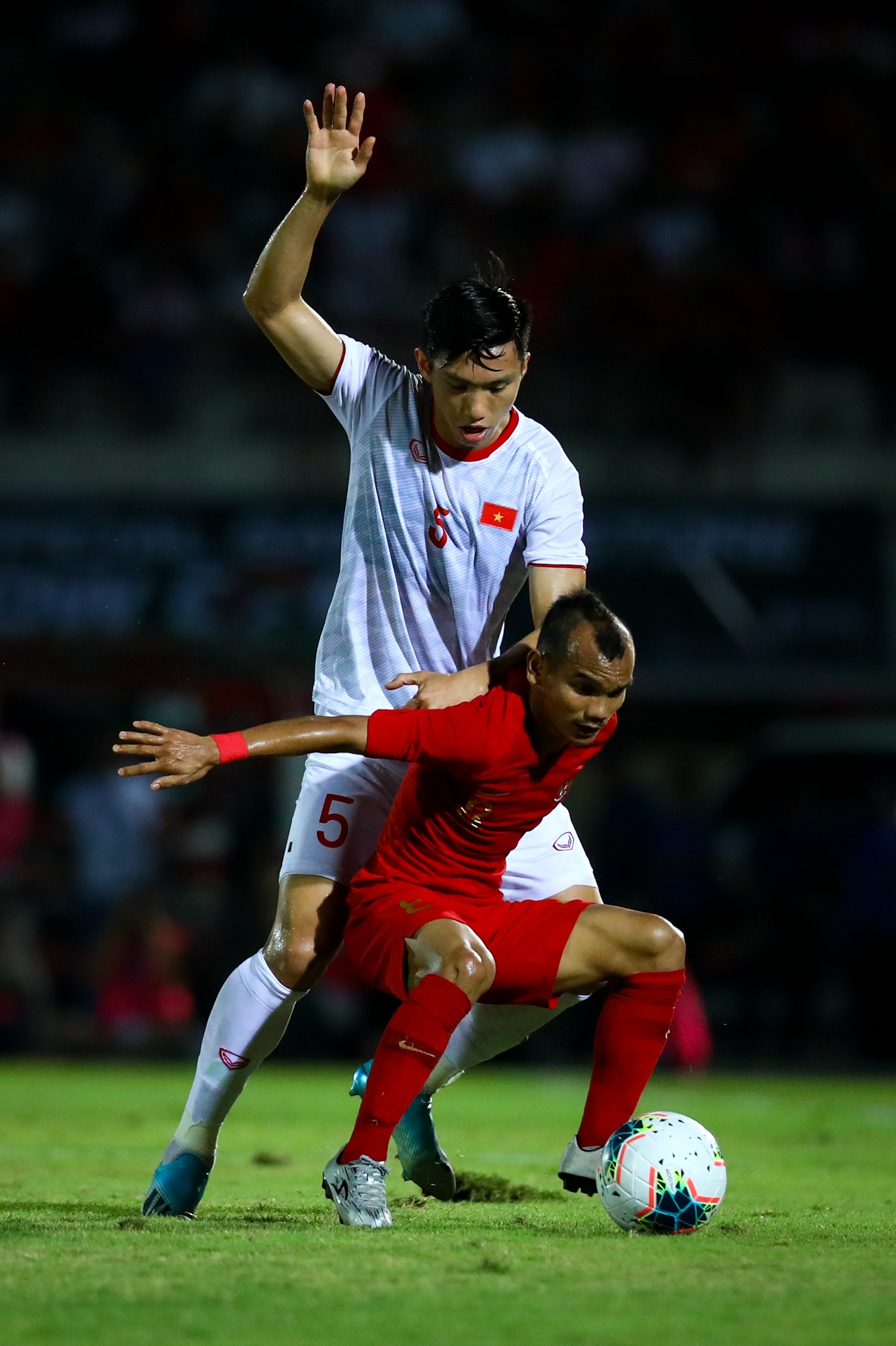 Cầu thủ cao mét rưỡi chật vật tranh chấp Văn Hậu ảnh 6 Cau thu cao met ruoi chat vat tranh chap Van Hau anh 6