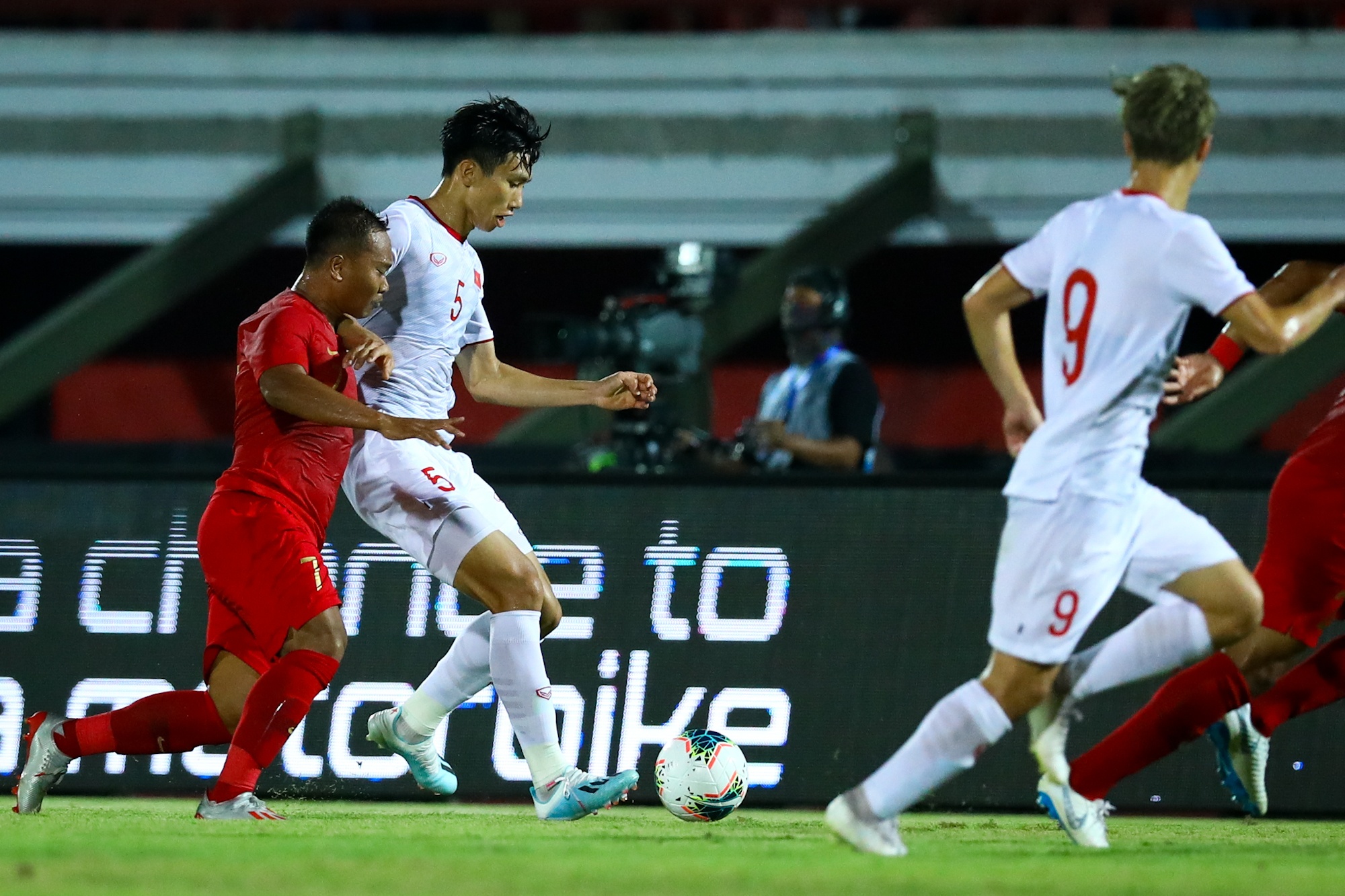 Cầu thủ cao mét rưỡi chật vật tranh chấp Văn Hậu ảnh 8 Cau thu cao met ruoi chat vat tranh chap Van Hau anh 8