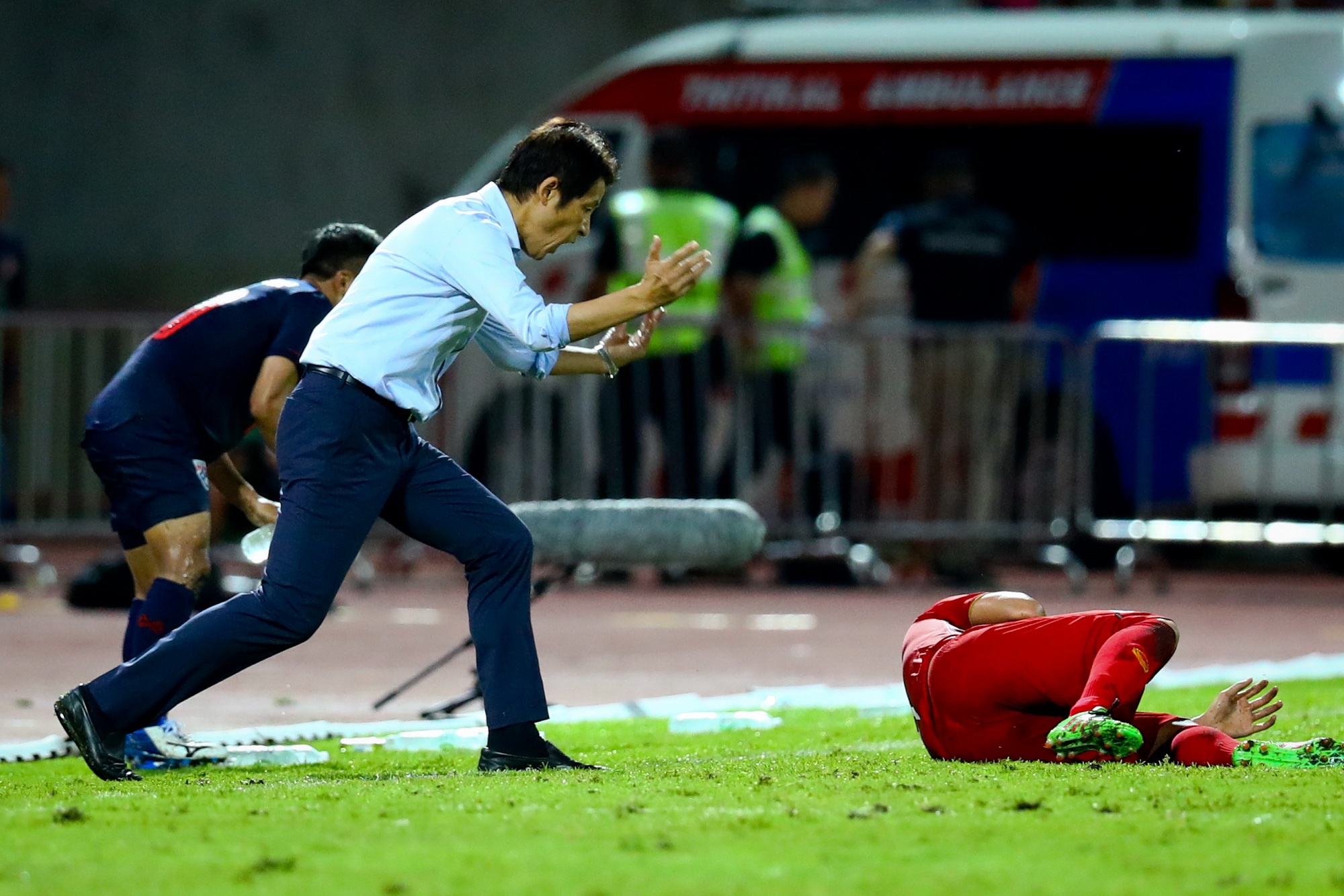 Bui Tien Dung phan bac HLV Nishino anh 1