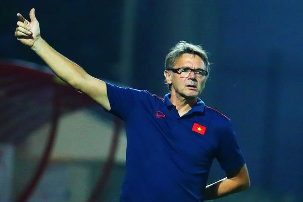 HLV Troussier hai long khi U19 Viet Nam thang Sarajevo hinh anh