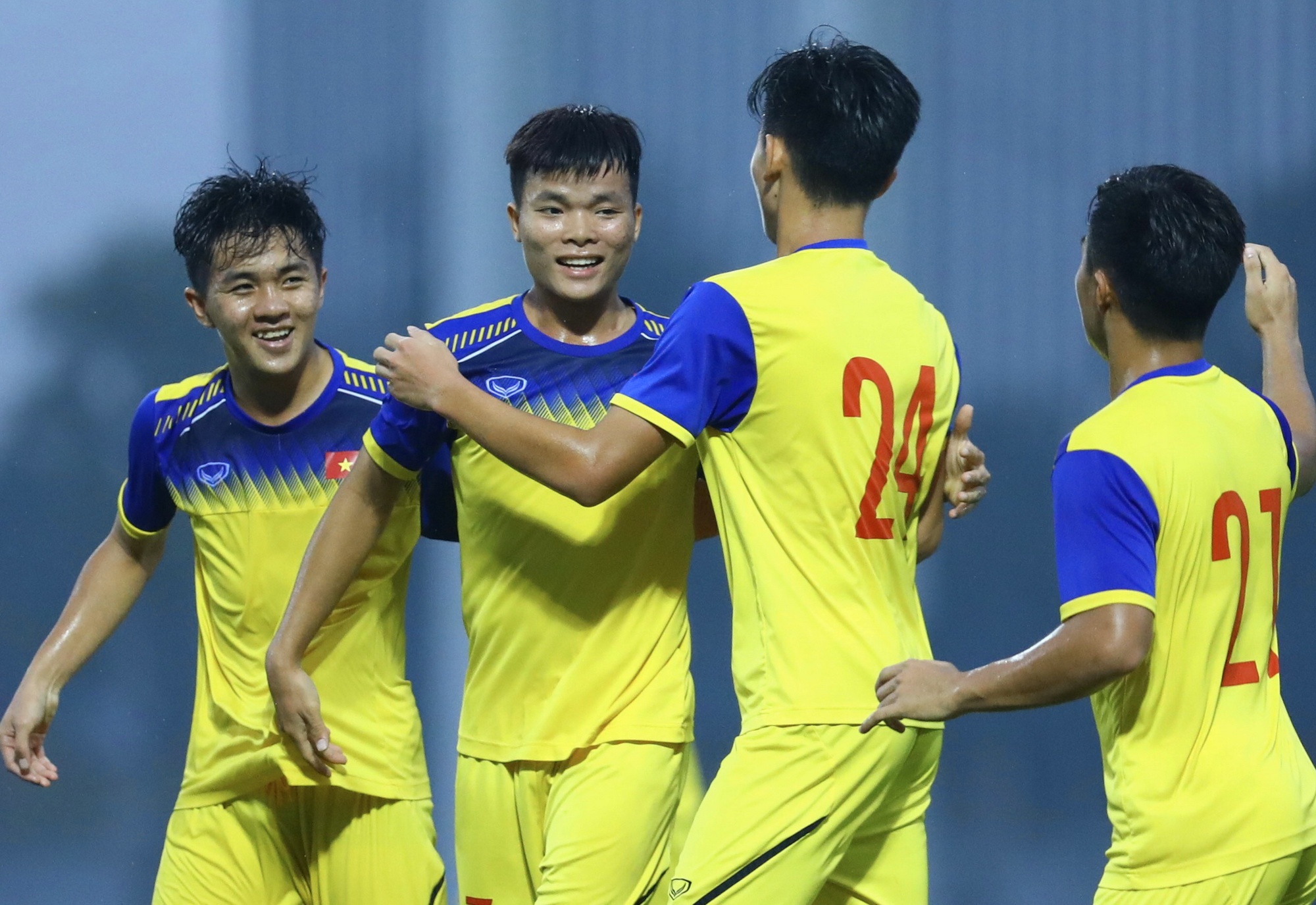 Phu thuy trang hai long voi U19 Viet Nam anh 2