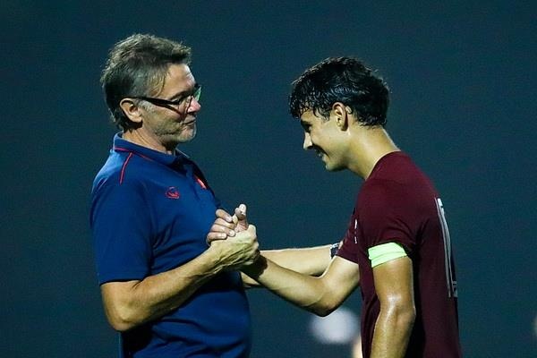 Cau thu Sarajevo cui dau, xin bat tay HLV Philippe Troussier hinh anh