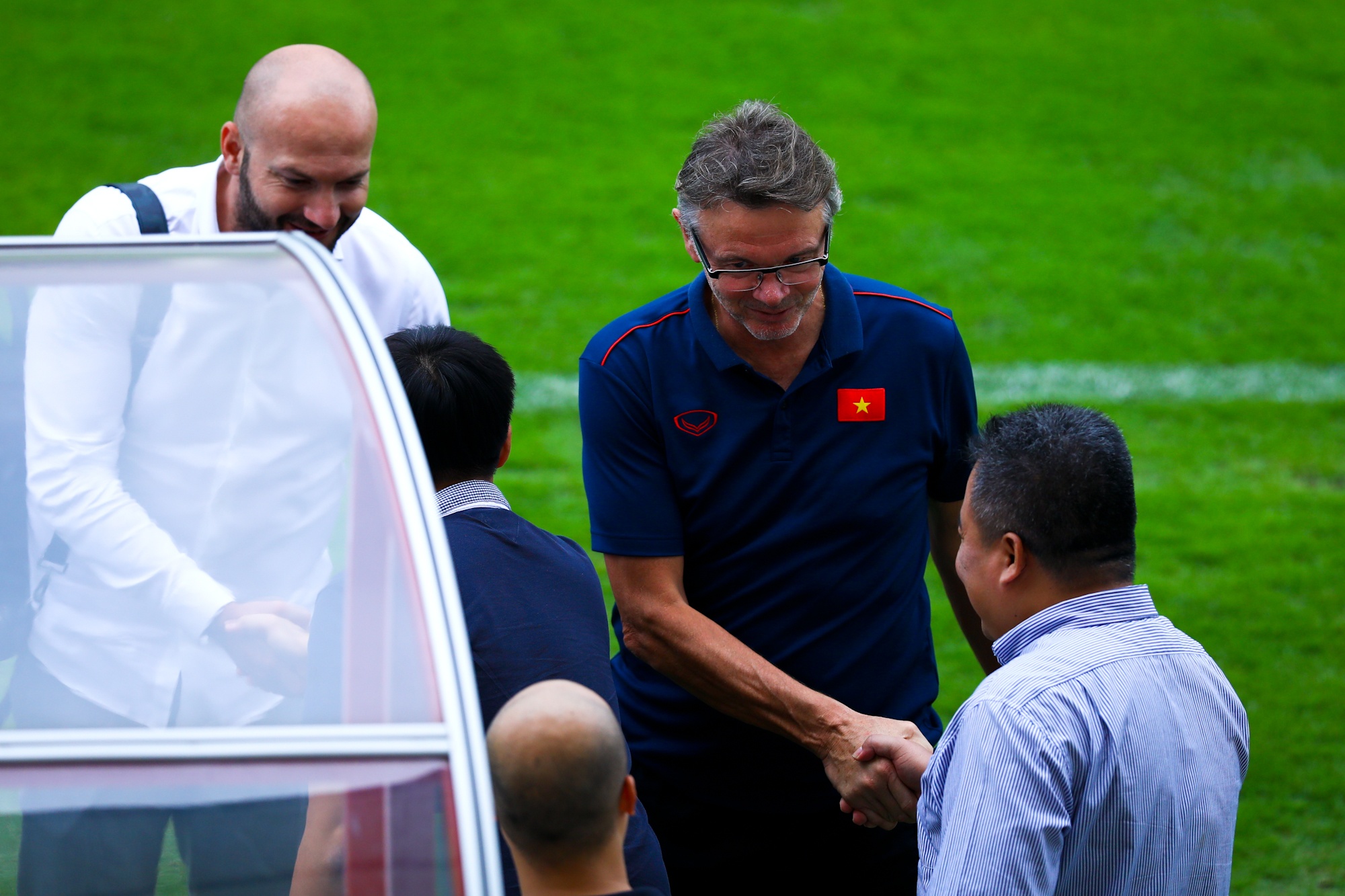 Cau thu Sarajevo xin bat tay HLV Troussier anh 1