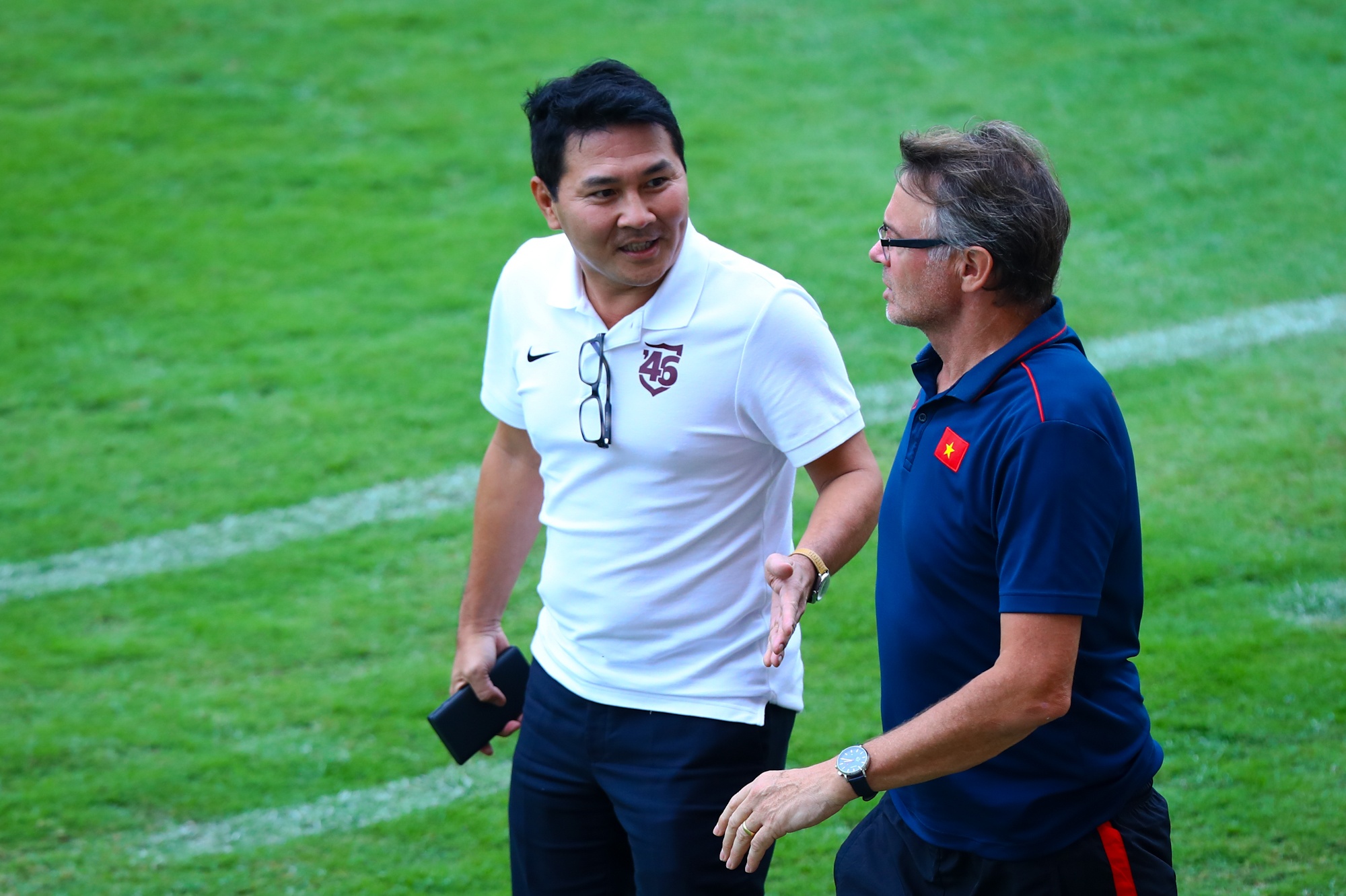 Cau thu Sarajevo xin bat tay HLV Troussier anh 2