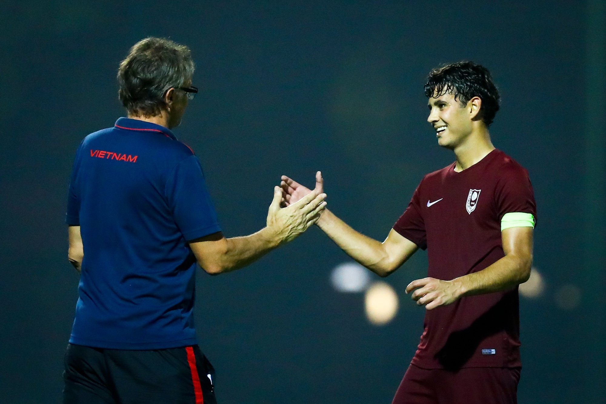 Cau thu Sarajevo xin bat tay HLV Troussier anh 5