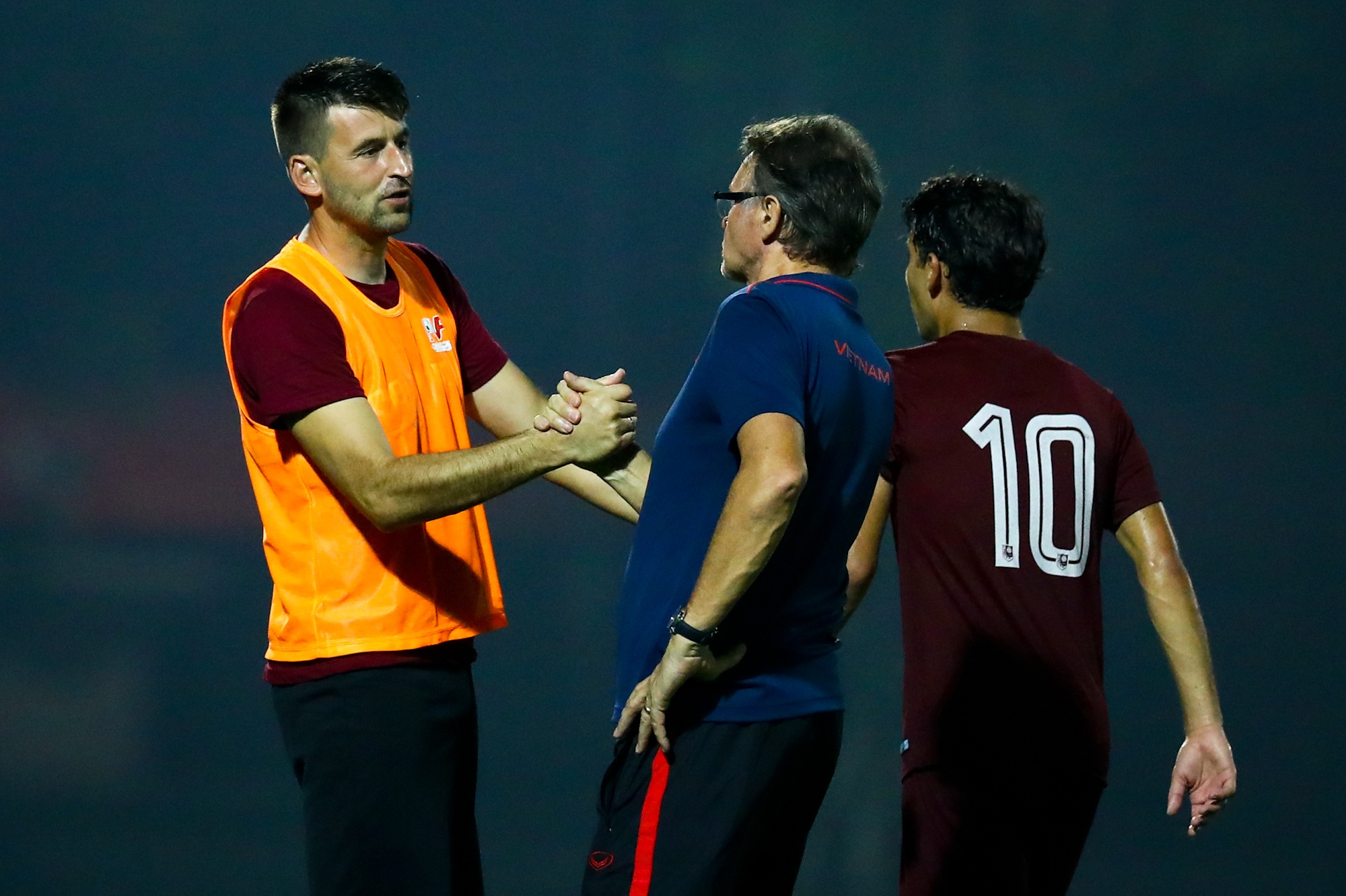 Cau thu Sarajevo xin bat tay HLV Troussier anh 7