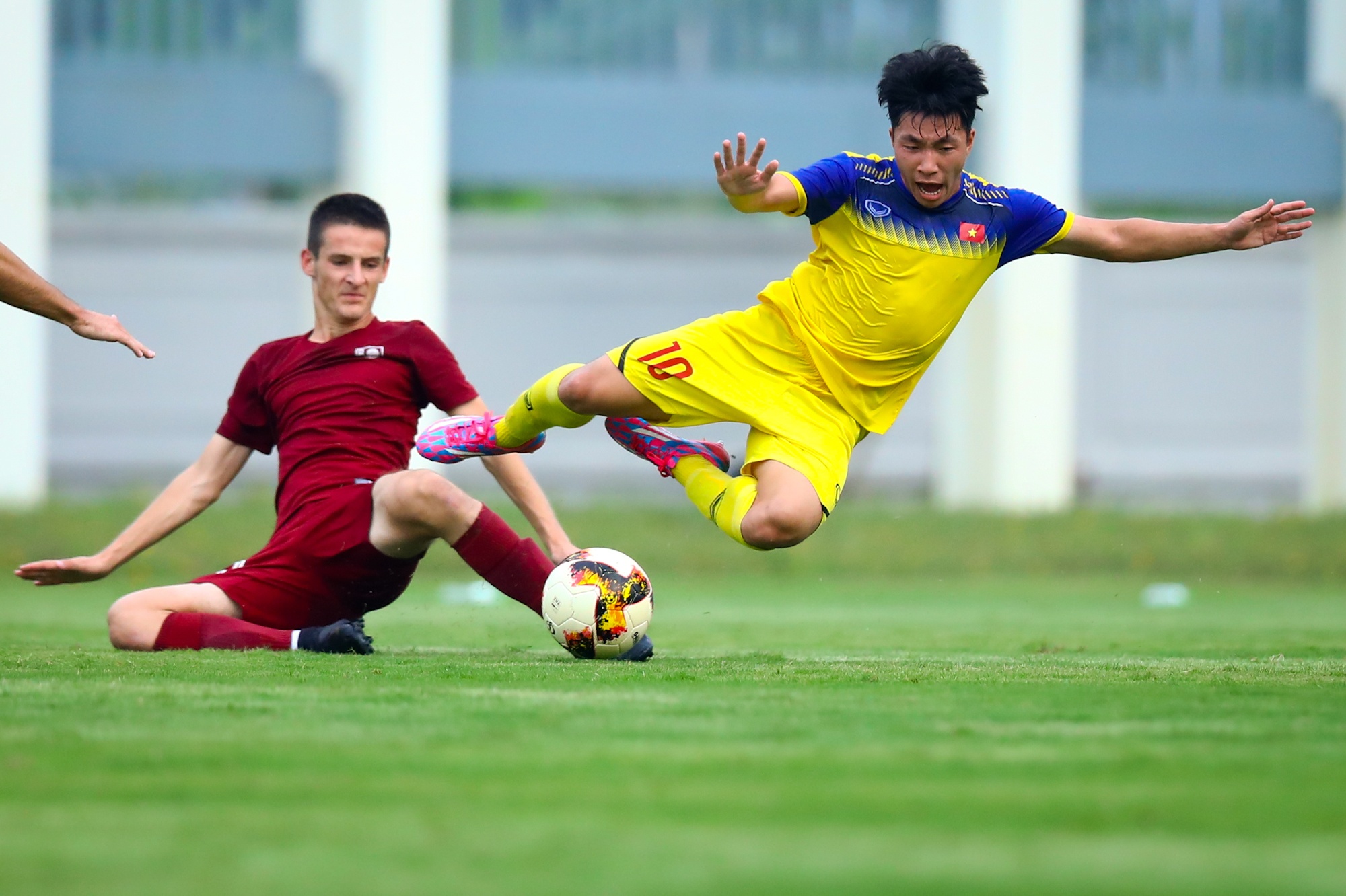 Hai cau thu chau Au khong ngan duoc U19 Viet Nam anh 10