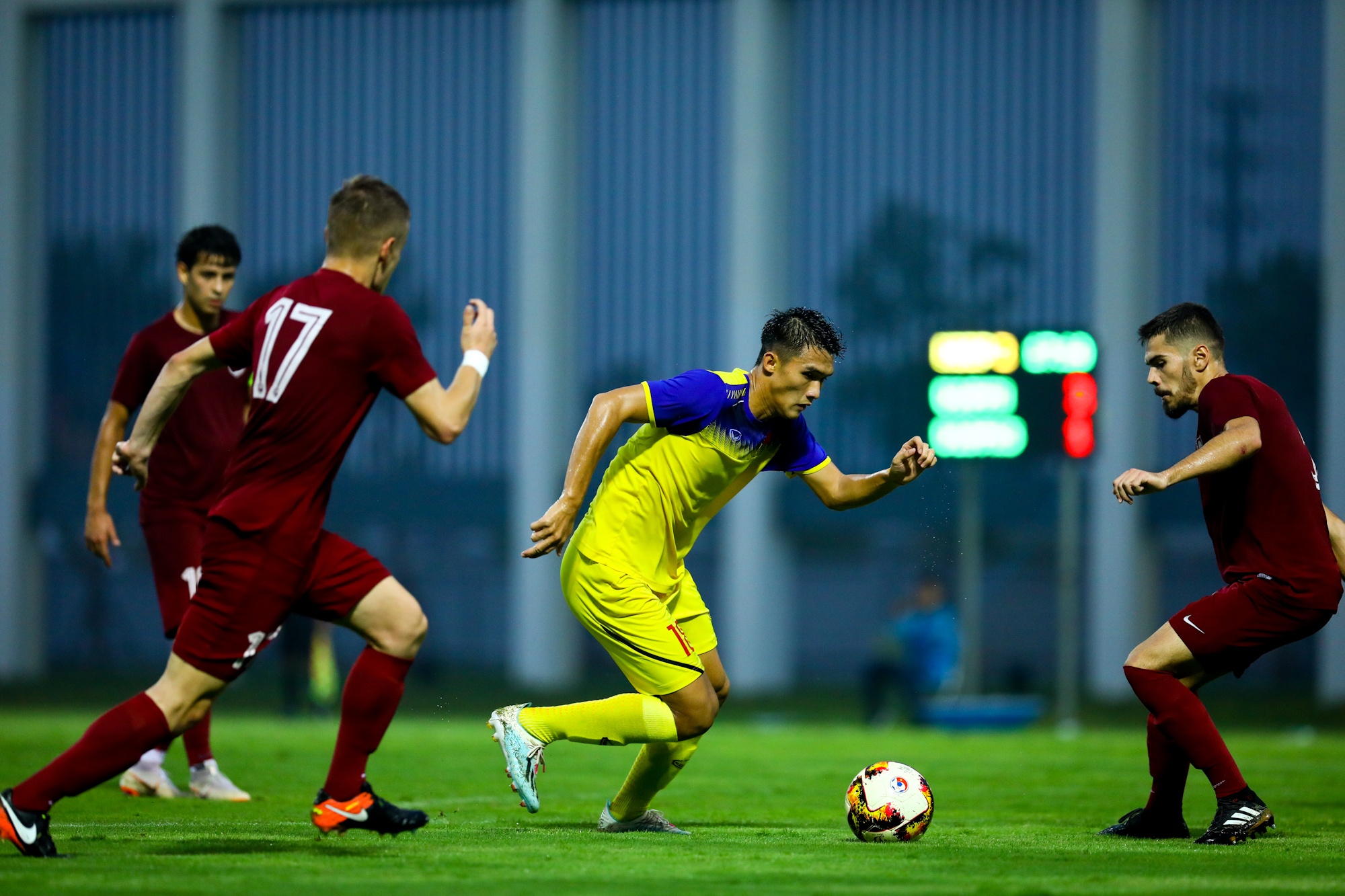 Hai cau thu chau Au khong ngan duoc U19 Viet Nam anh 1