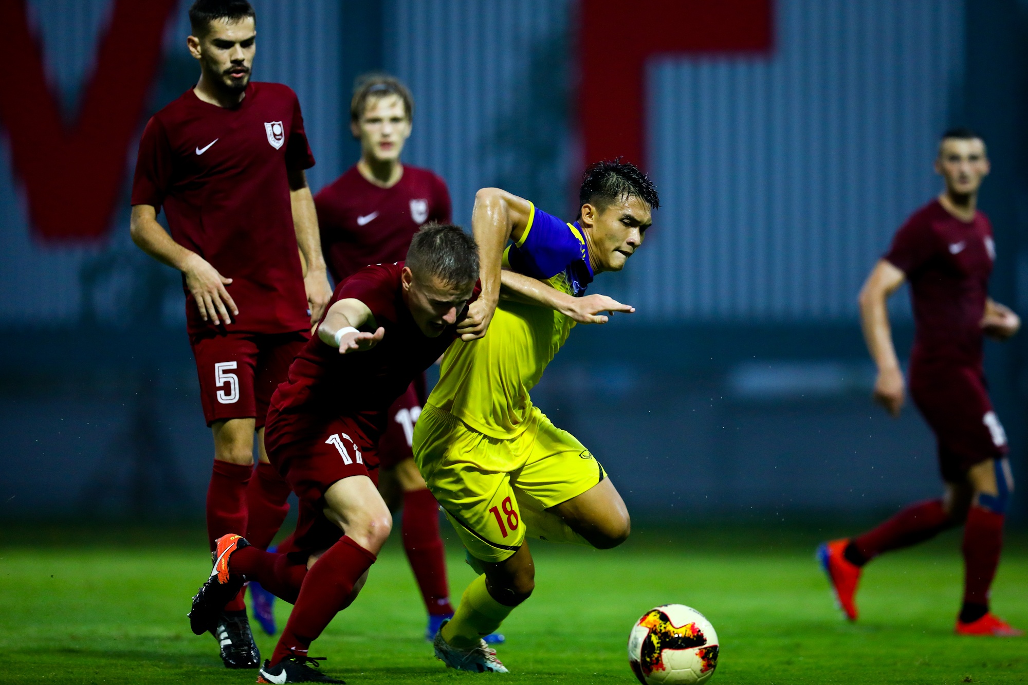 Hai cau thu chau Au khong ngan duoc U19 Viet Nam anh 4