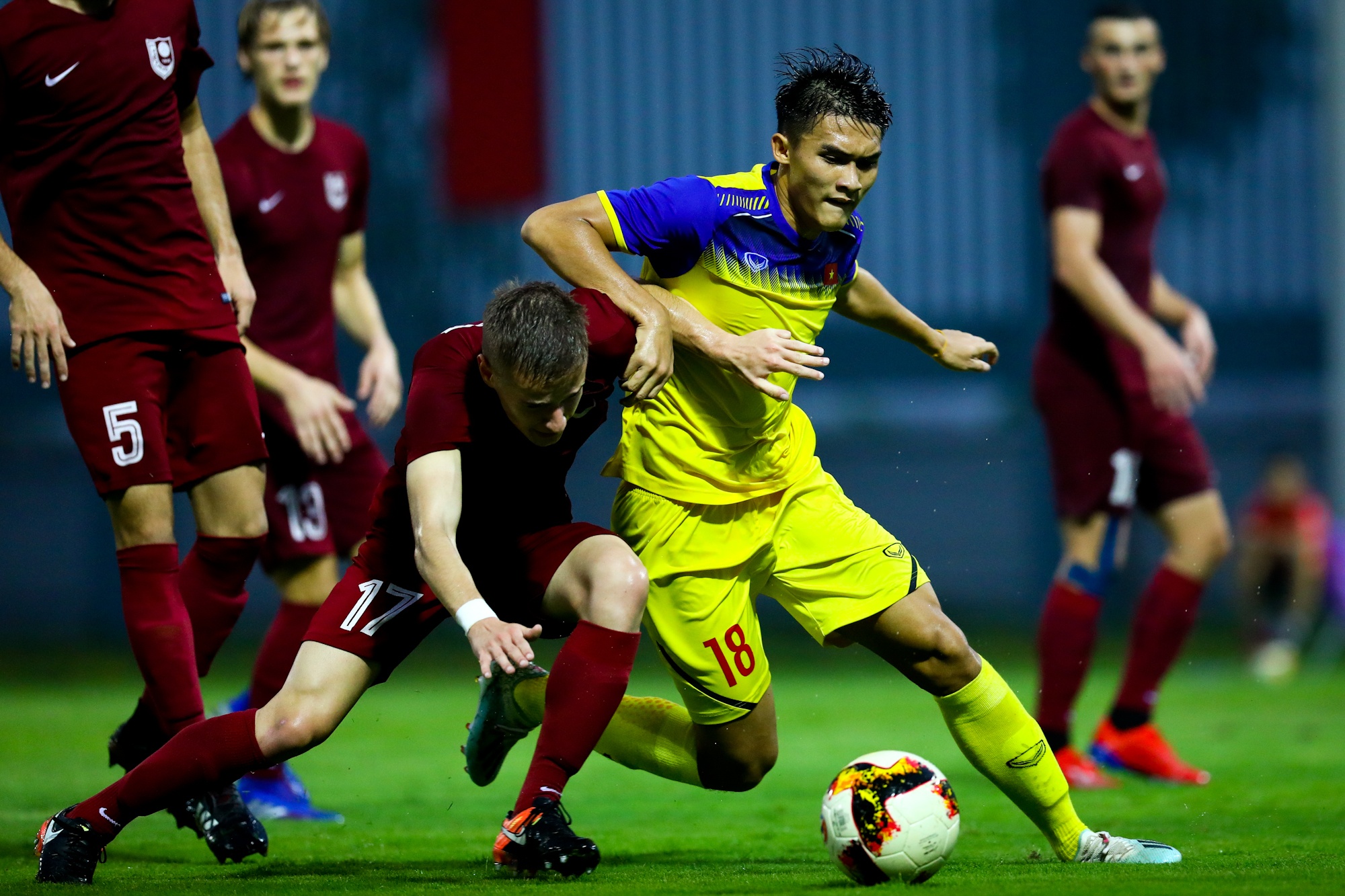 Hai cau thu chau Au khong ngan duoc U19 Viet Nam anh 5