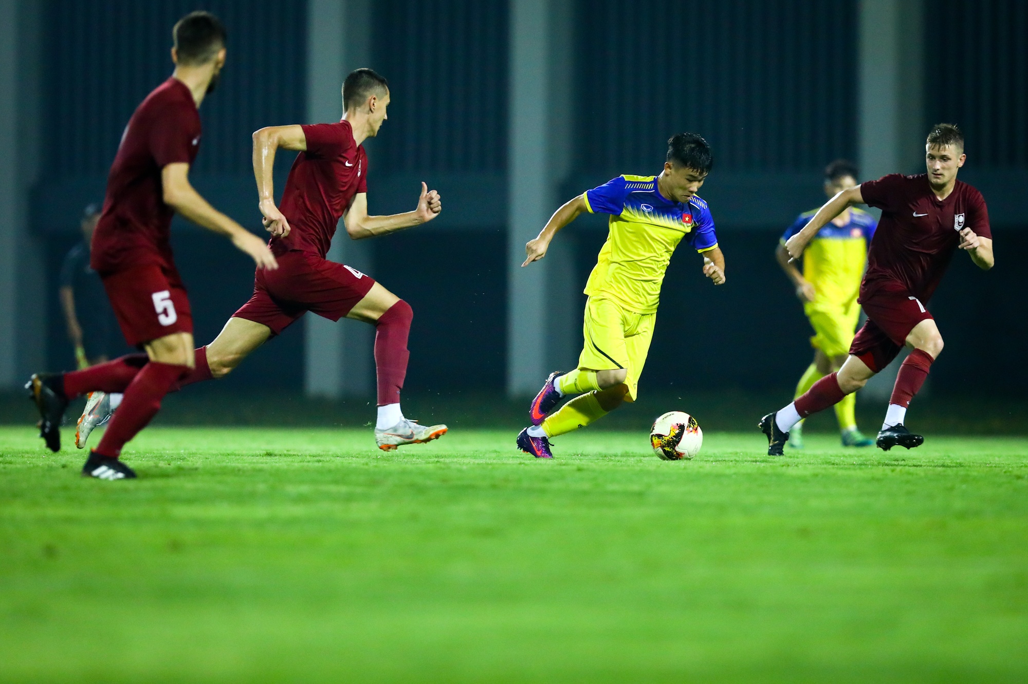 Hai cau thu chau Au khong ngan duoc U19 Viet Nam anh 9