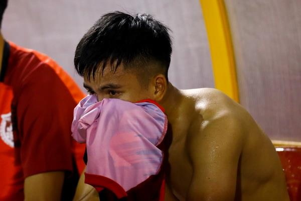 Cau thu Pho Hien khoc, nem ao dau sau that bai o play-off V.League hinh anh