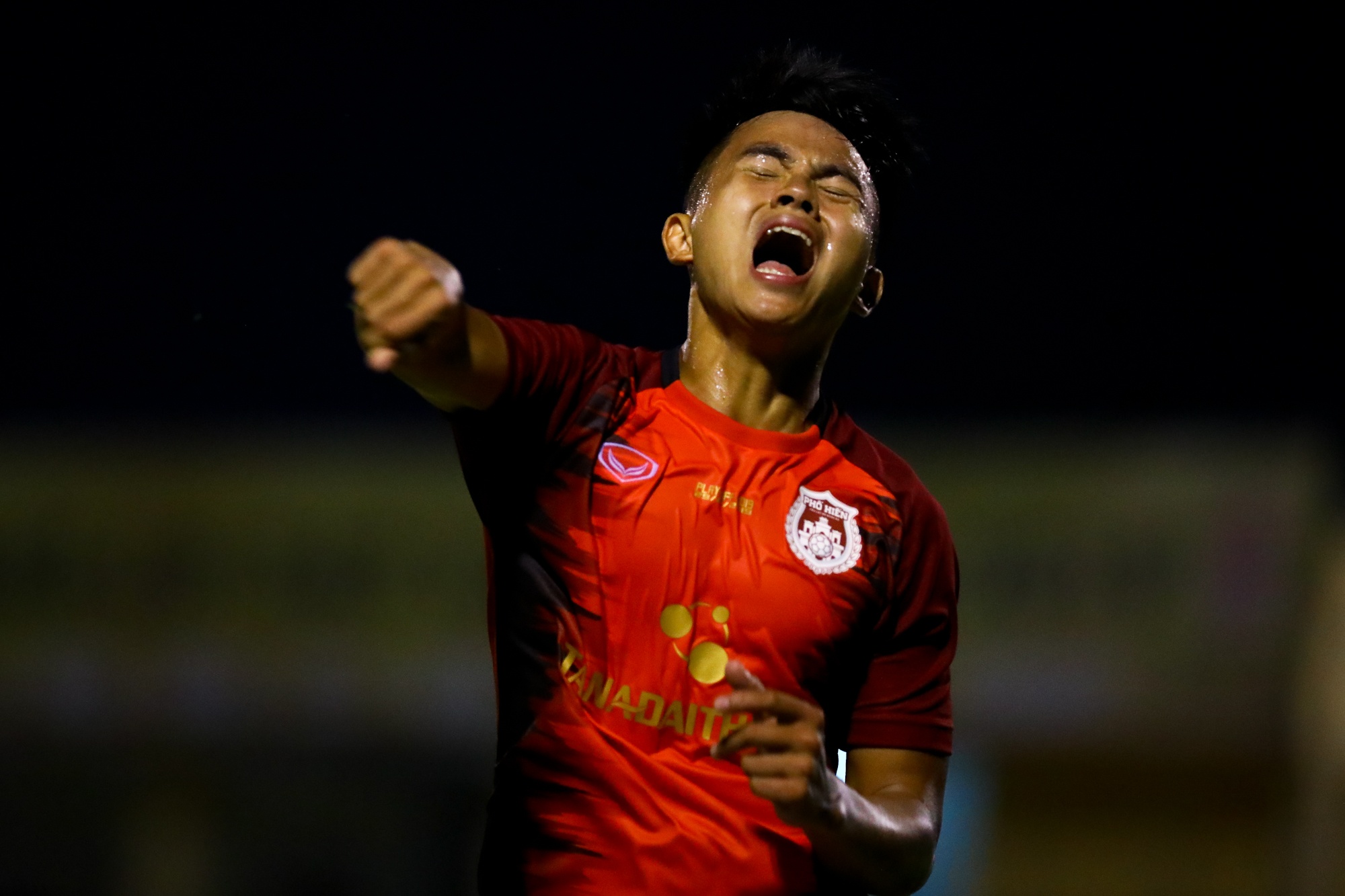 Cau thu Pho Hien khoc sau play-off anh 10