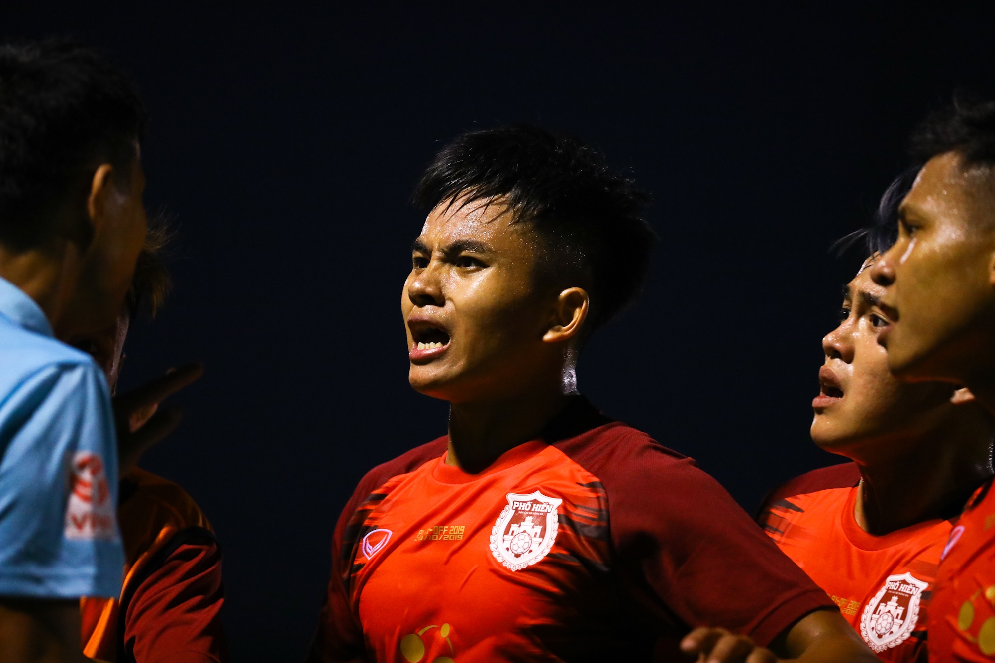 Cau thu Pho Hien khoc sau play-off anh 11