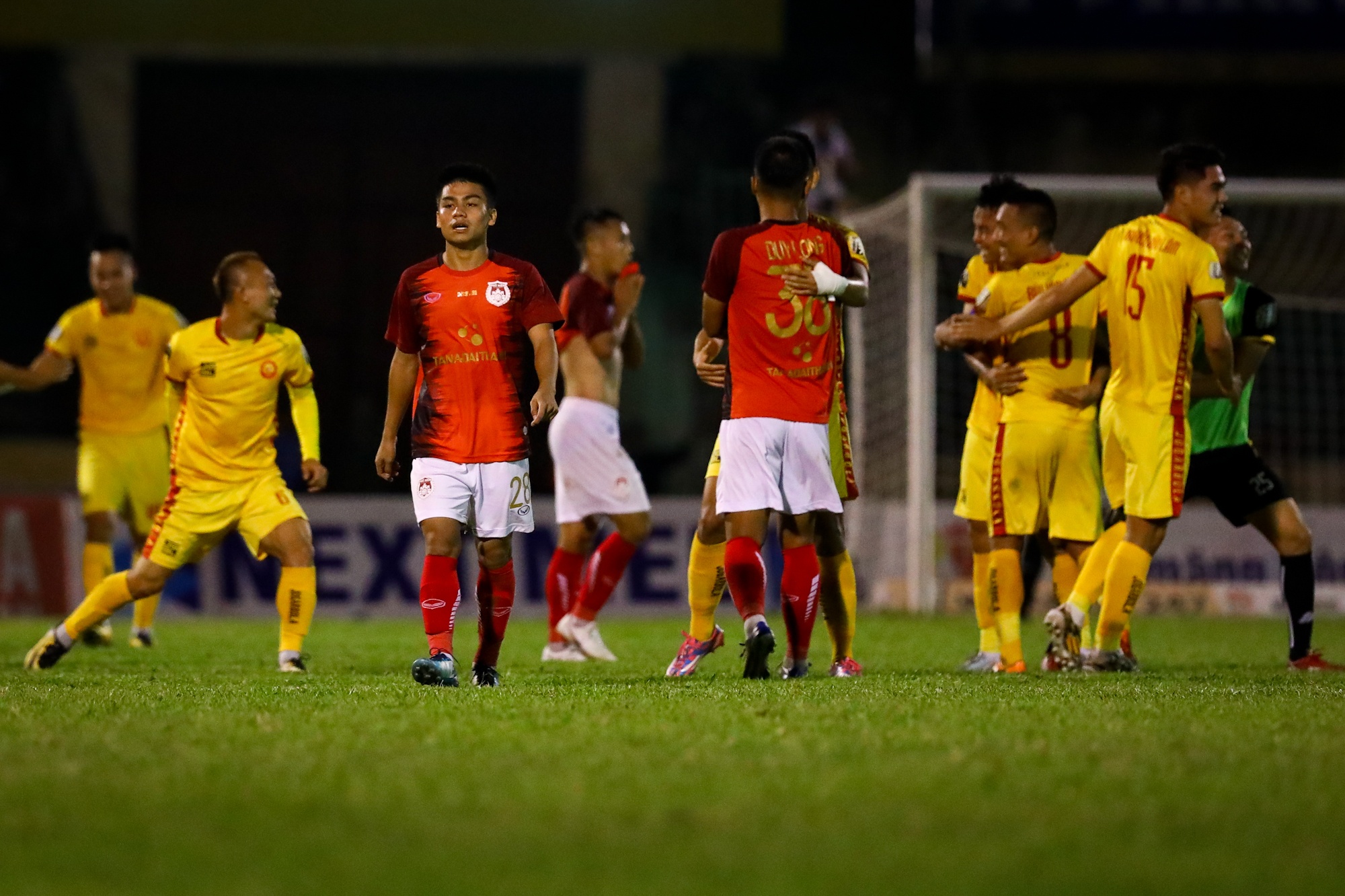 Cau thu Pho Hien khoc sau play-off anh 13