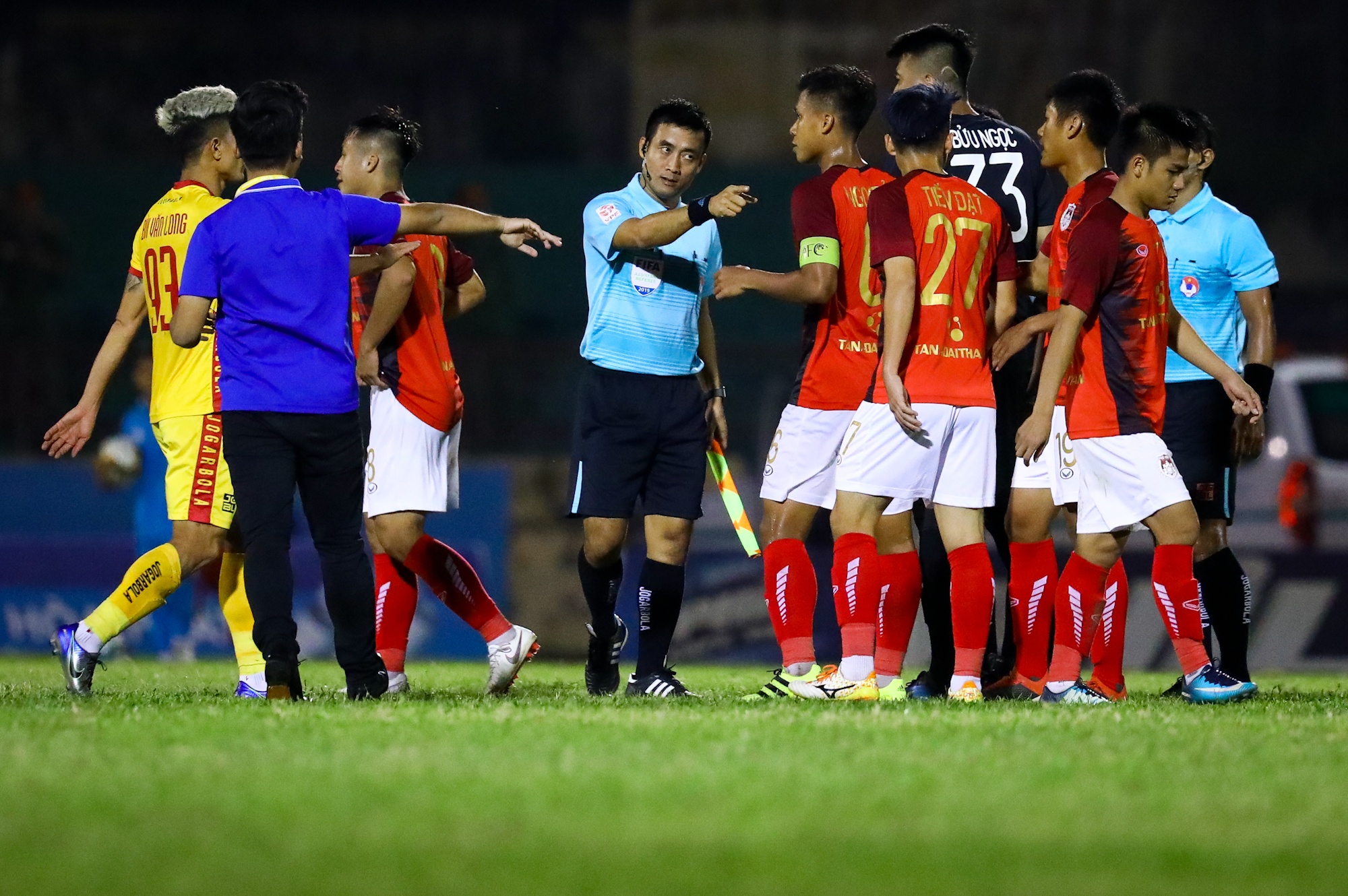 Cau thu Pho Hien khoc sau play-off anh 14
