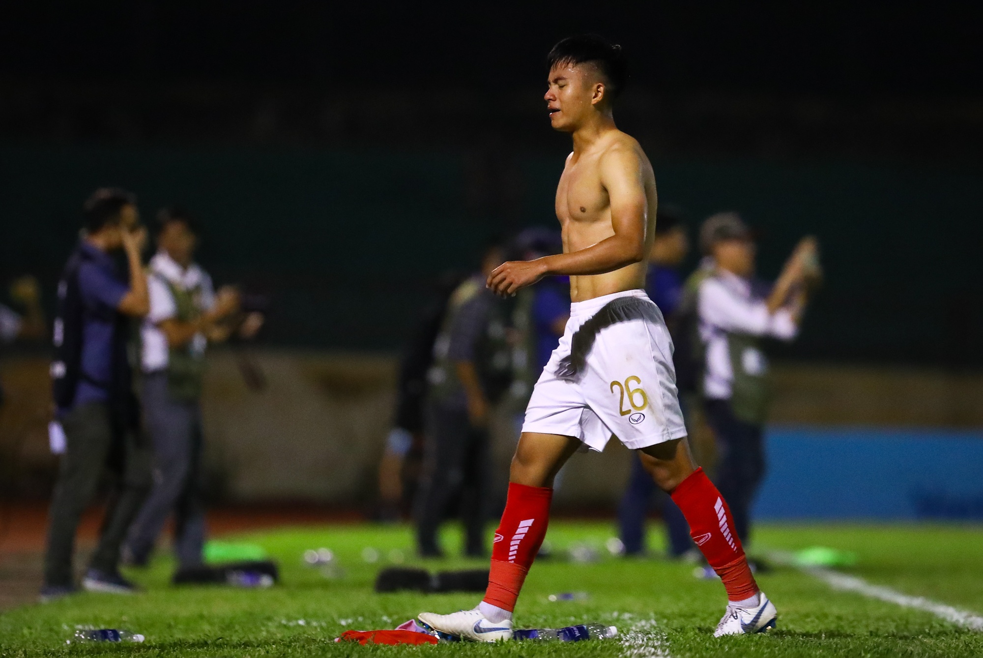 Cau thu Pho Hien khoc sau play-off anh 15