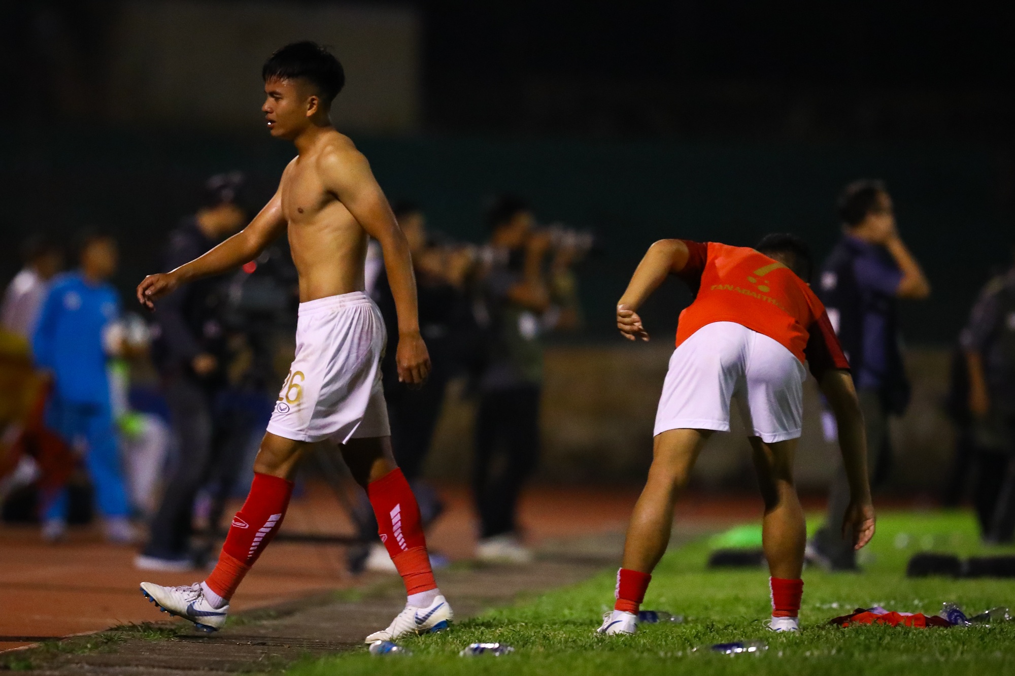 Cau thu Pho Hien khoc sau play-off anh 16