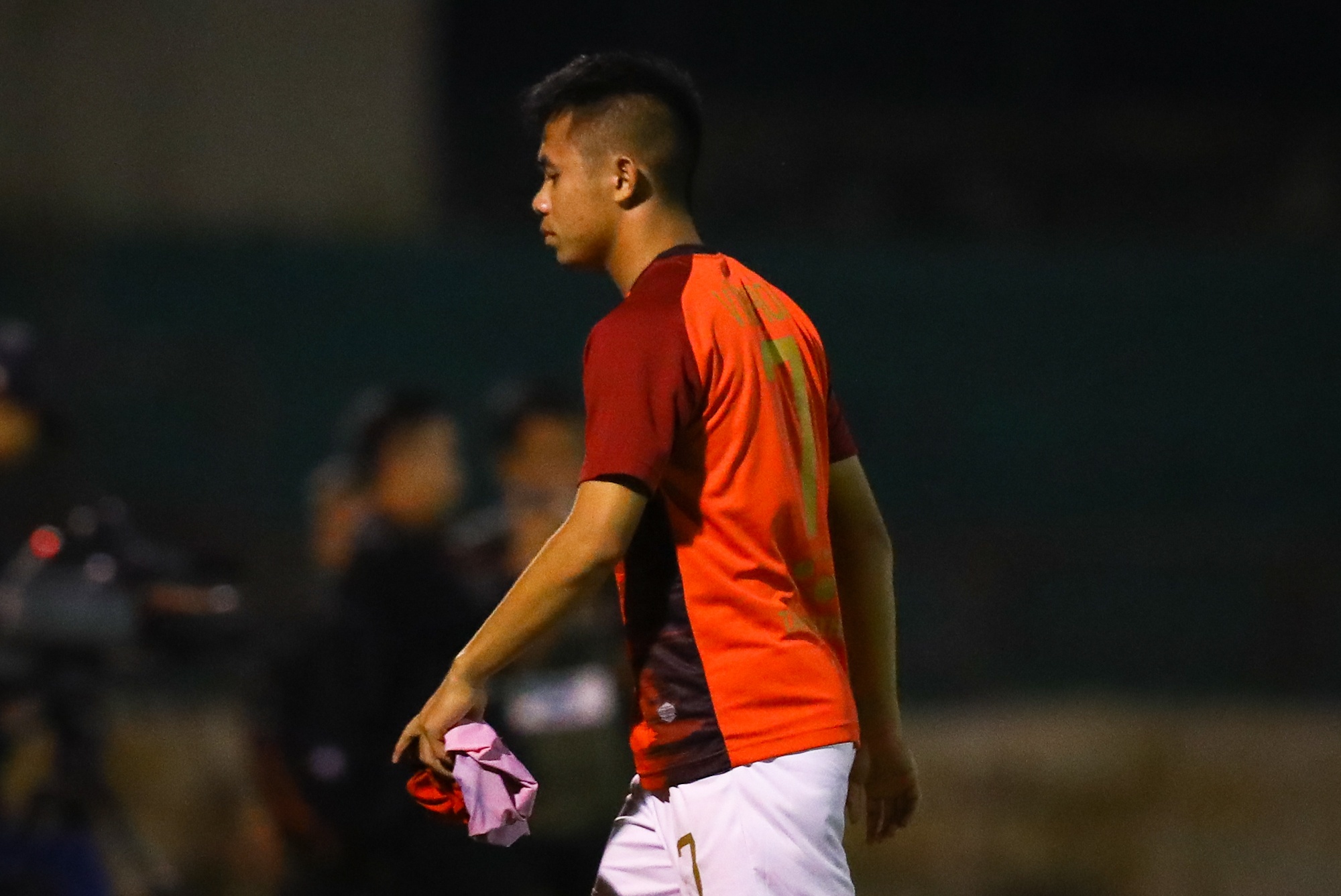 Cau thu Pho Hien khoc sau play-off anh 17