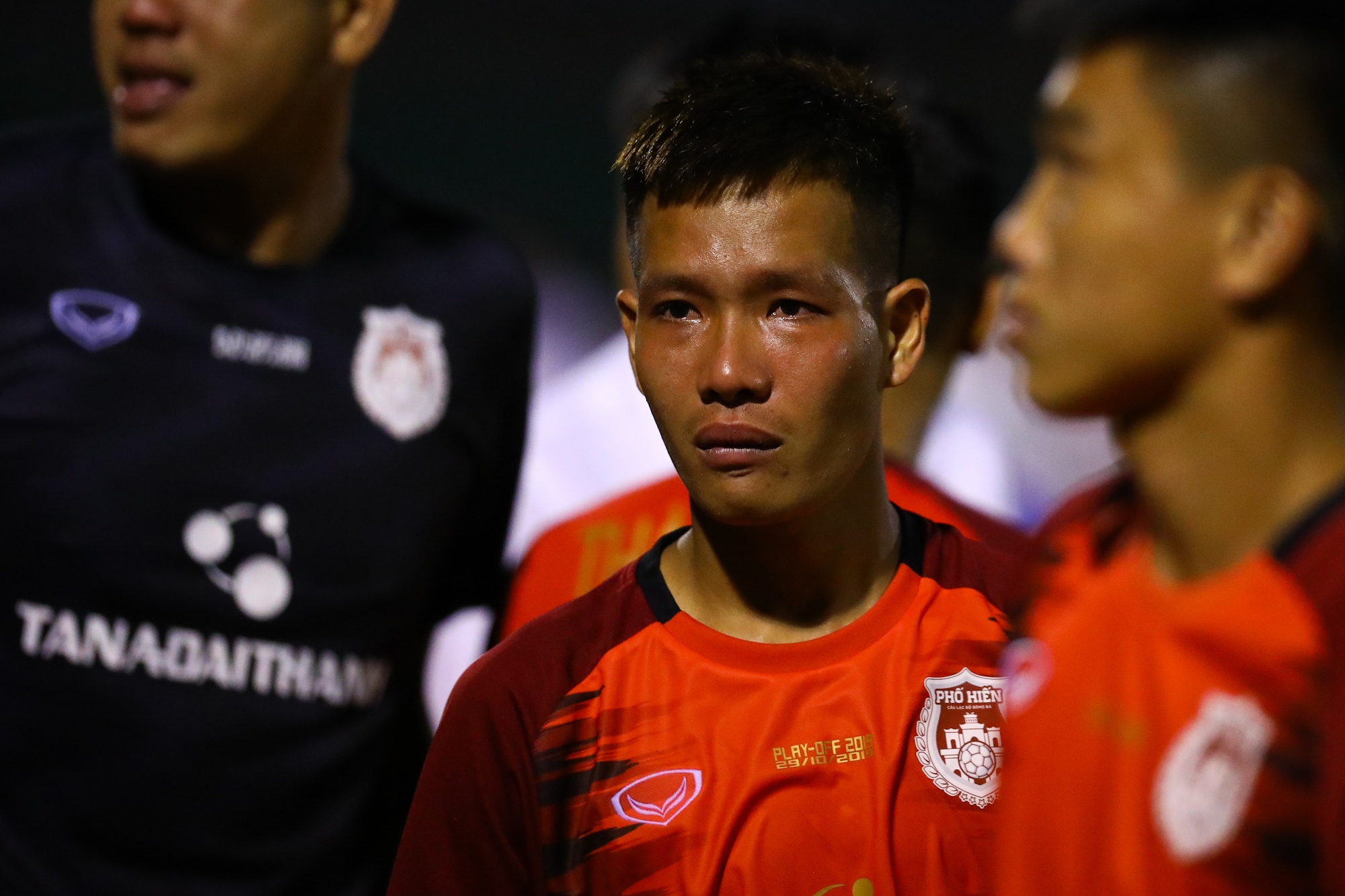Cau thu Pho Hien khoc sau play-off anh 19