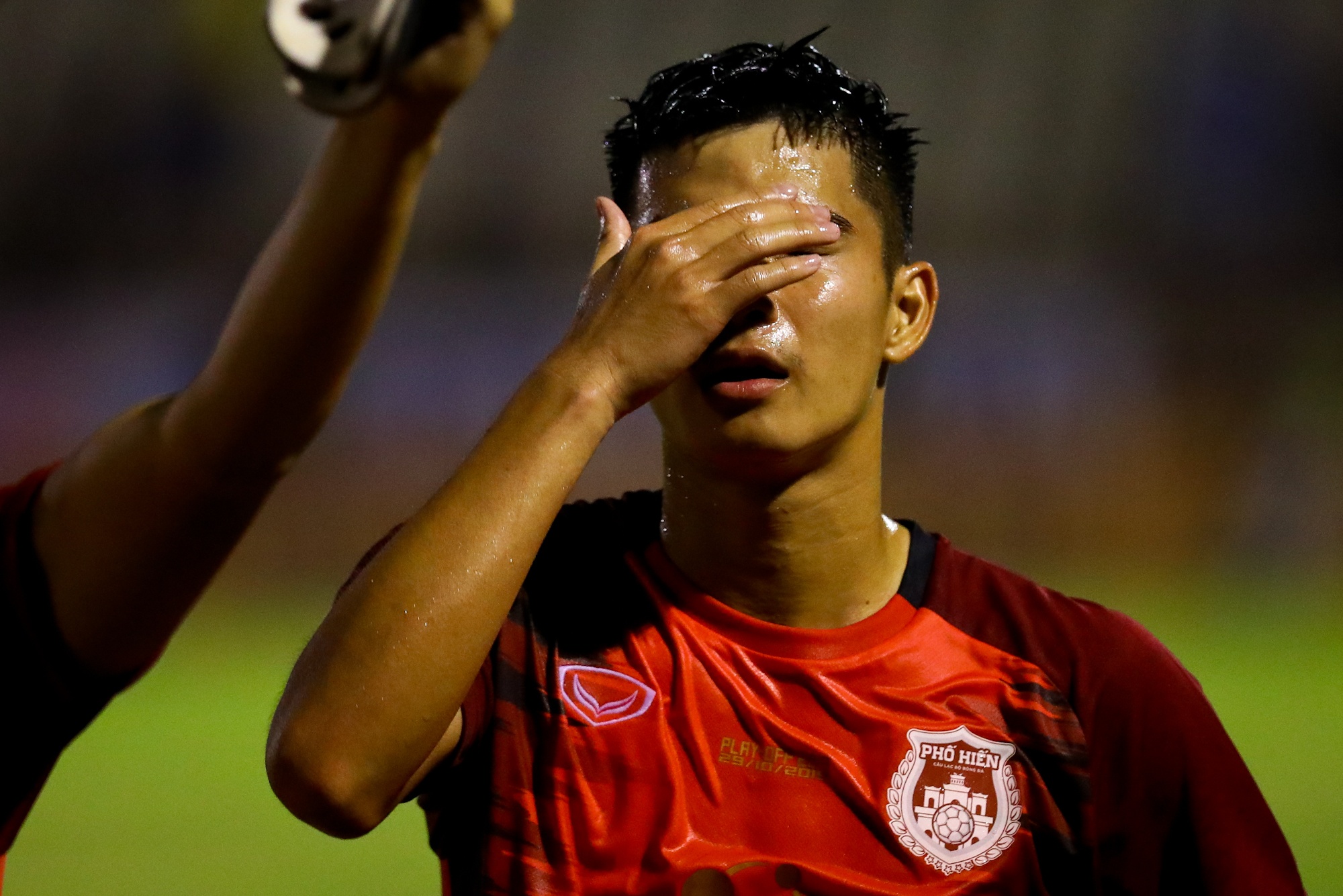 Cau thu Pho Hien khoc sau play-off anh 20