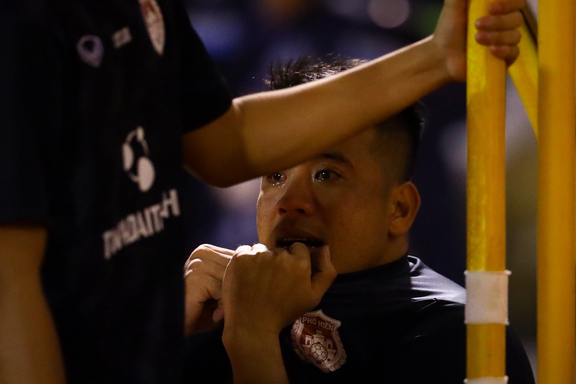 Cau thu Pho Hien khoc sau play-off anh 23