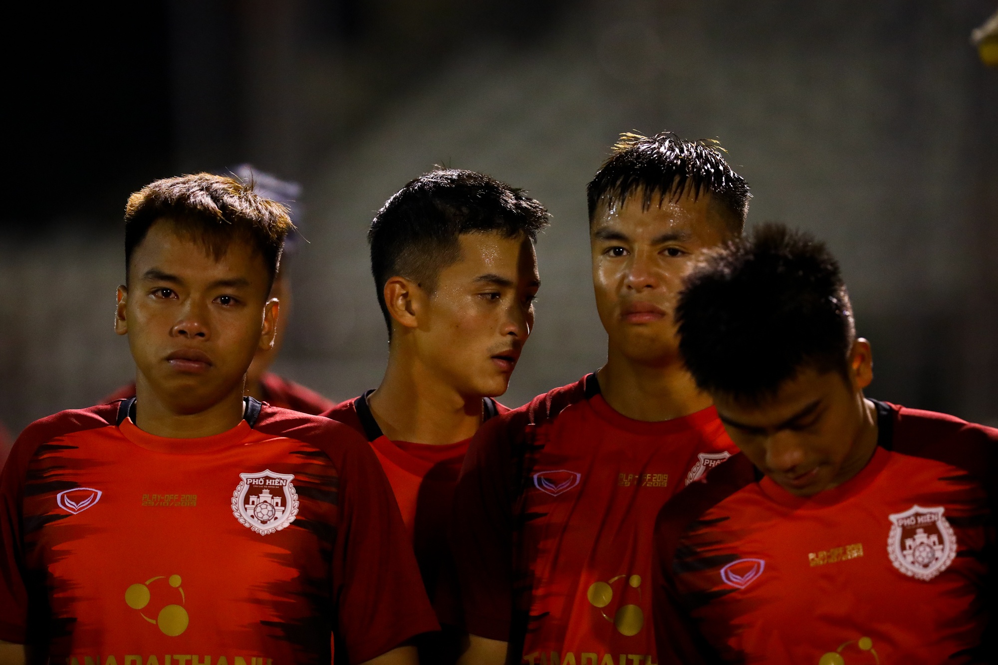 Cau thu Pho Hien khoc sau play-off anh 24