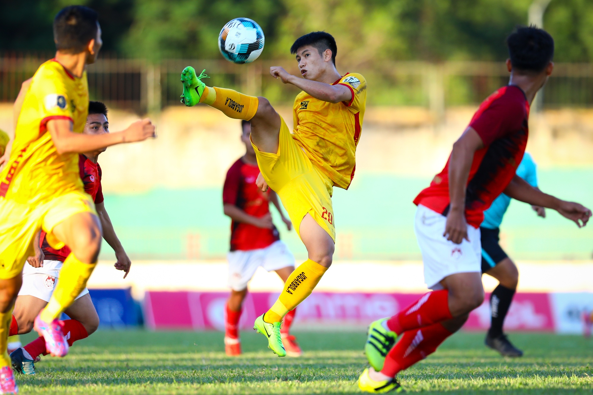 Cau thu Pho Hien khoc sau play-off anh 2