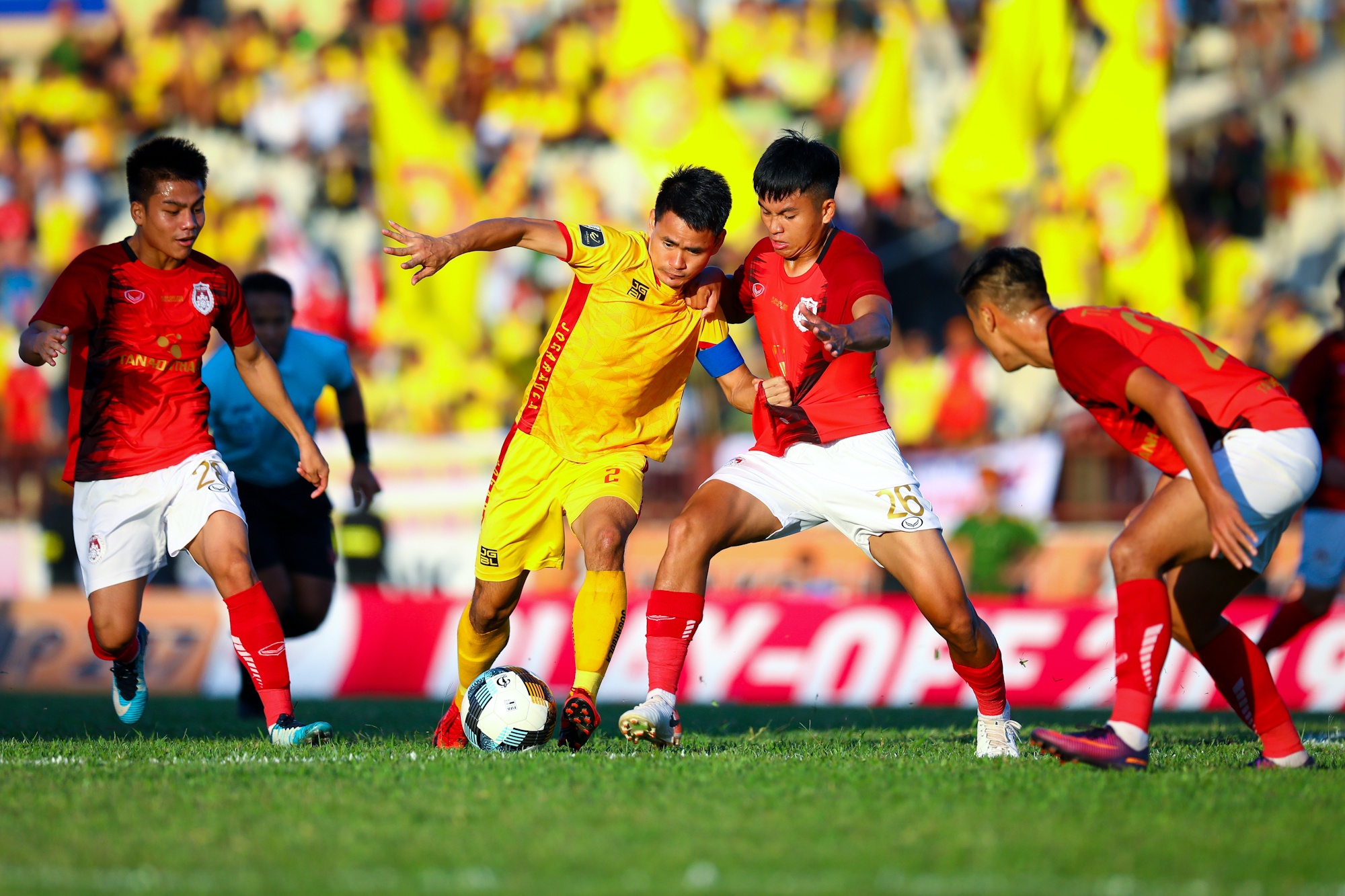 Cau thu Pho Hien khoc sau play-off anh 3