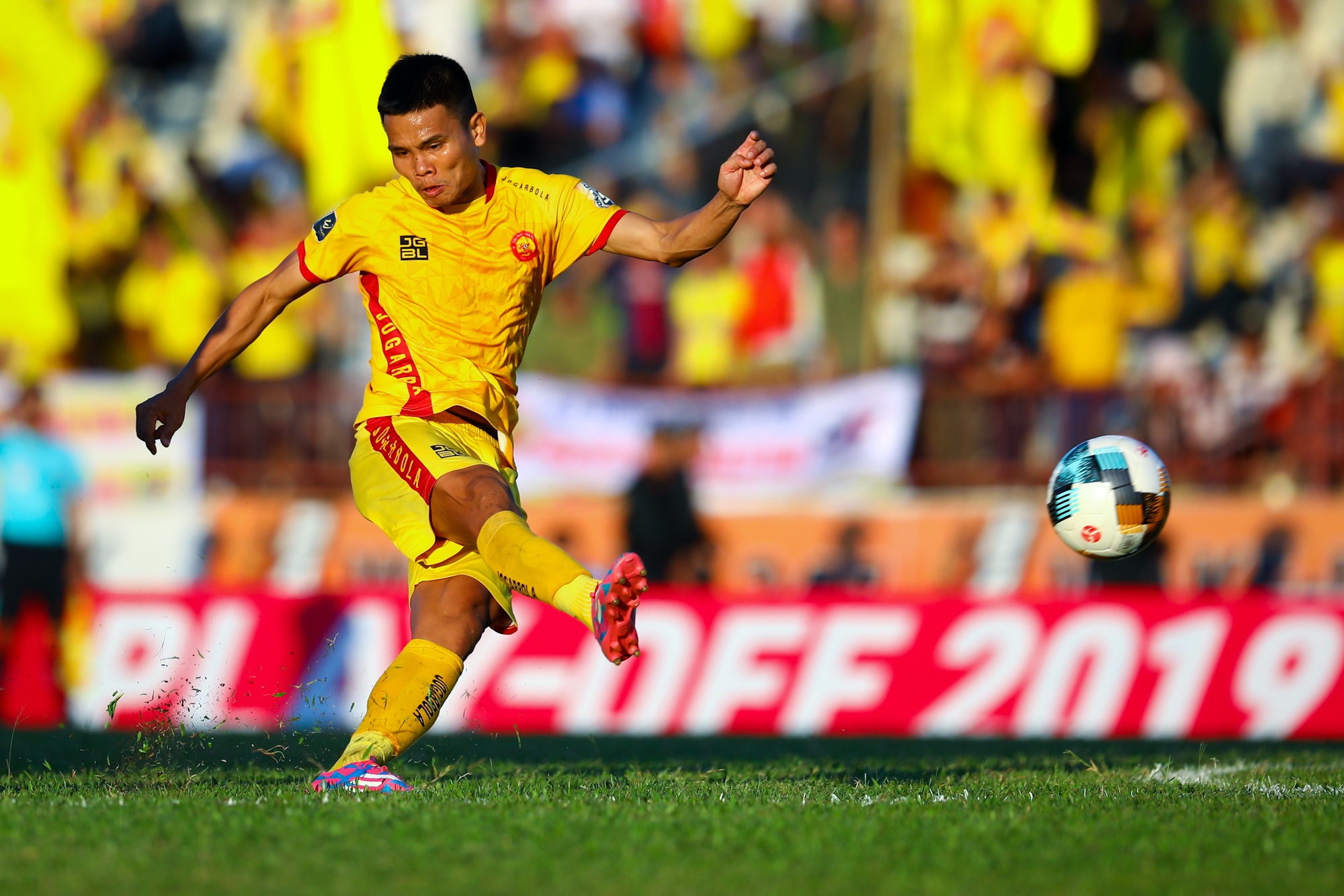 Cau thu Pho Hien khoc sau play-off anh 4