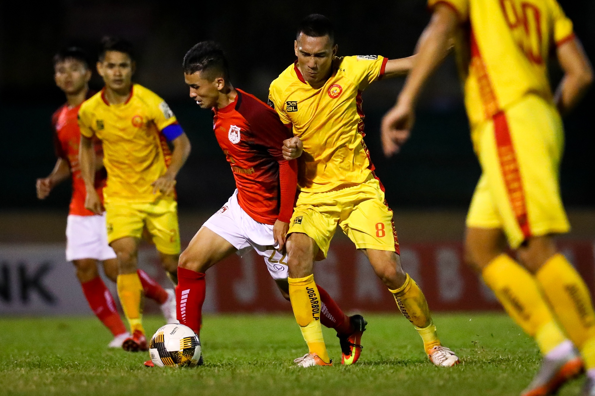 Cau thu Pho Hien khoc sau play-off anh 5