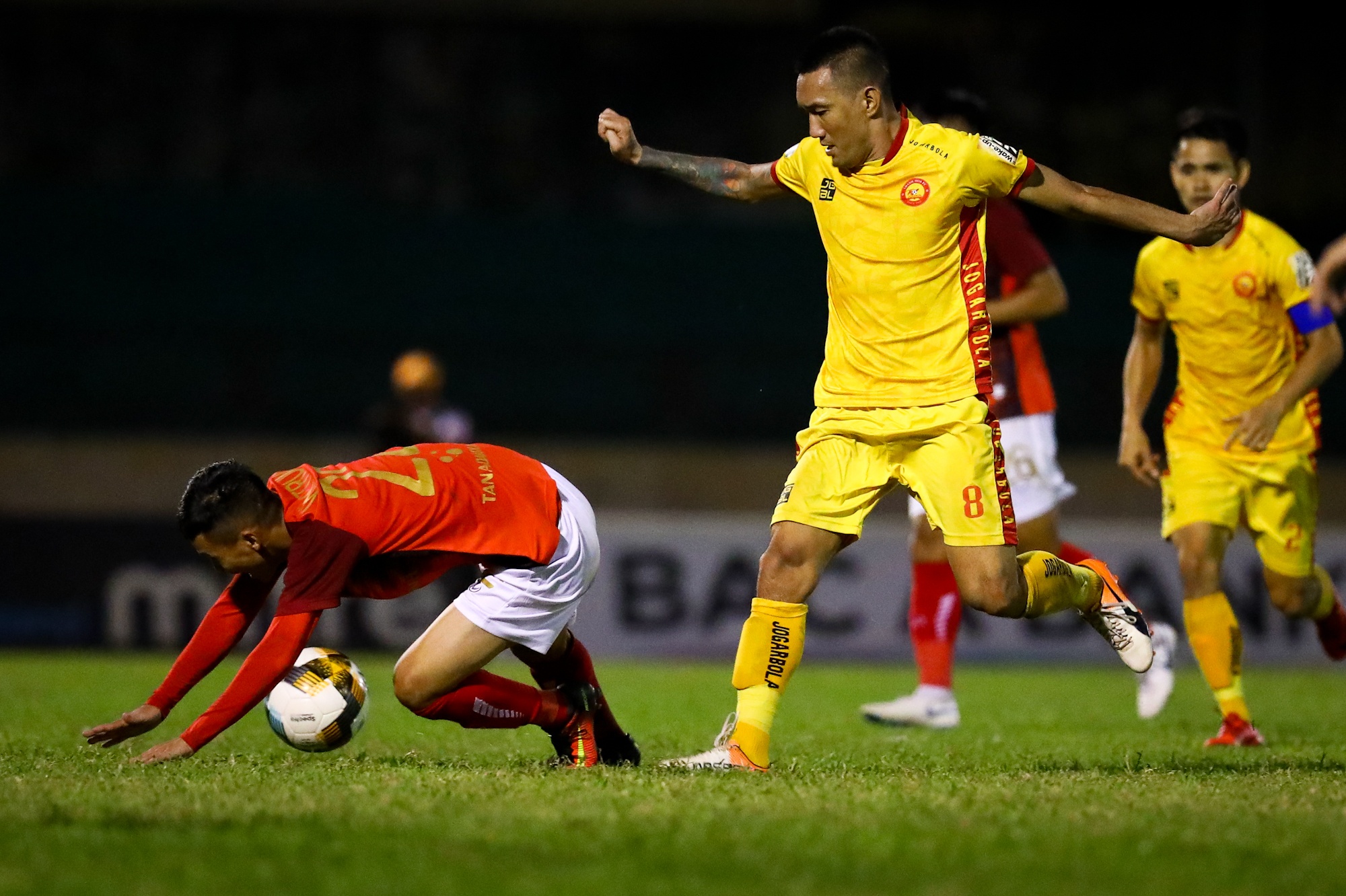 Cau thu Pho Hien khoc sau play-off anh 6